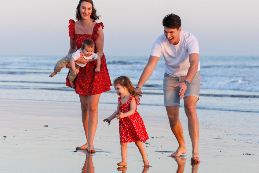 Shooting photo de grossesse à Gran Canaria, future maman posant dans un paysage naturel, plage ou dunes, cadre idyllique pour séance maternité en extérieur