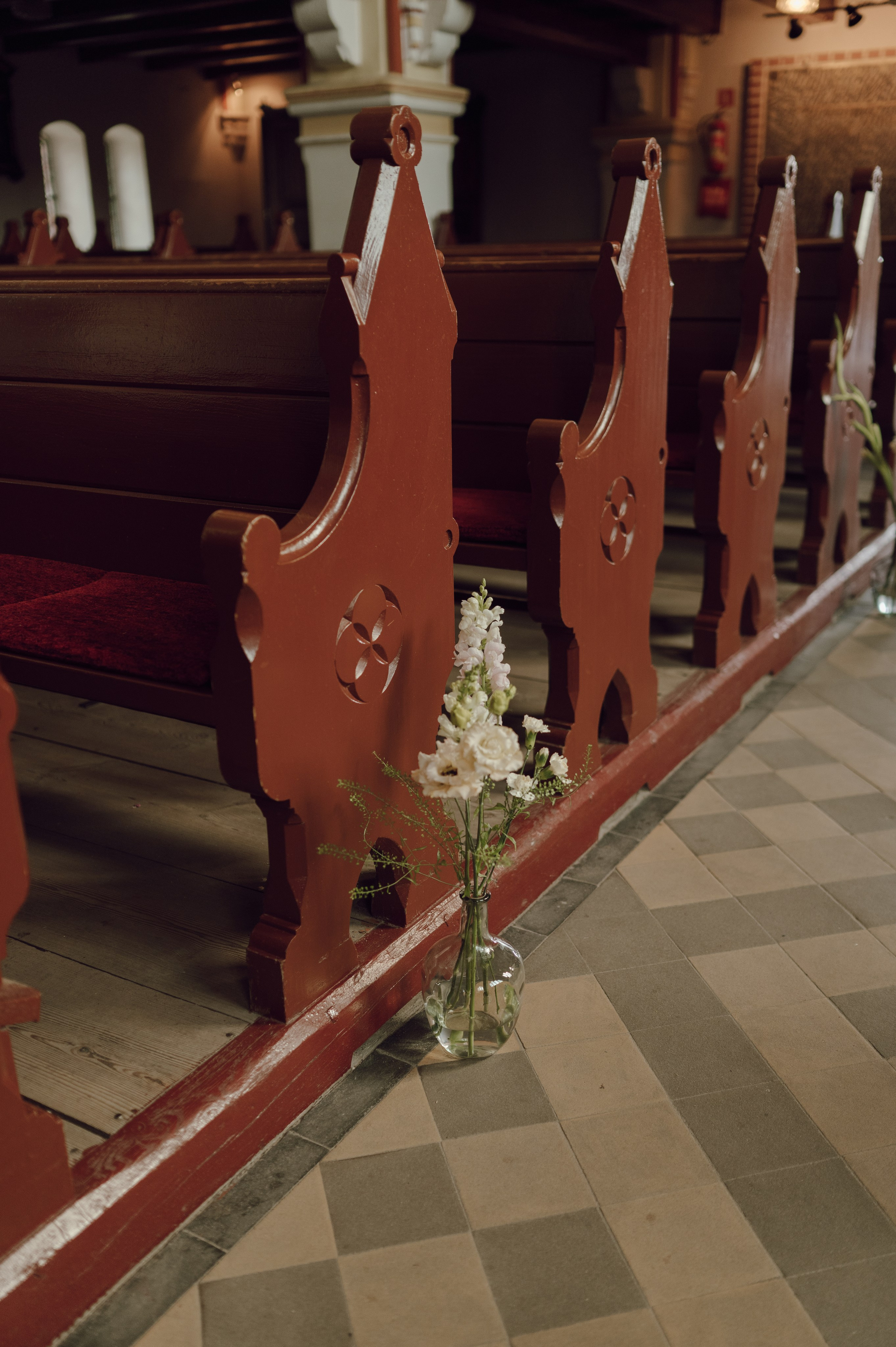 Dekoracje kwiatowe w ławce kościelnej – detale ślubu, fotograf z Wielkopolski