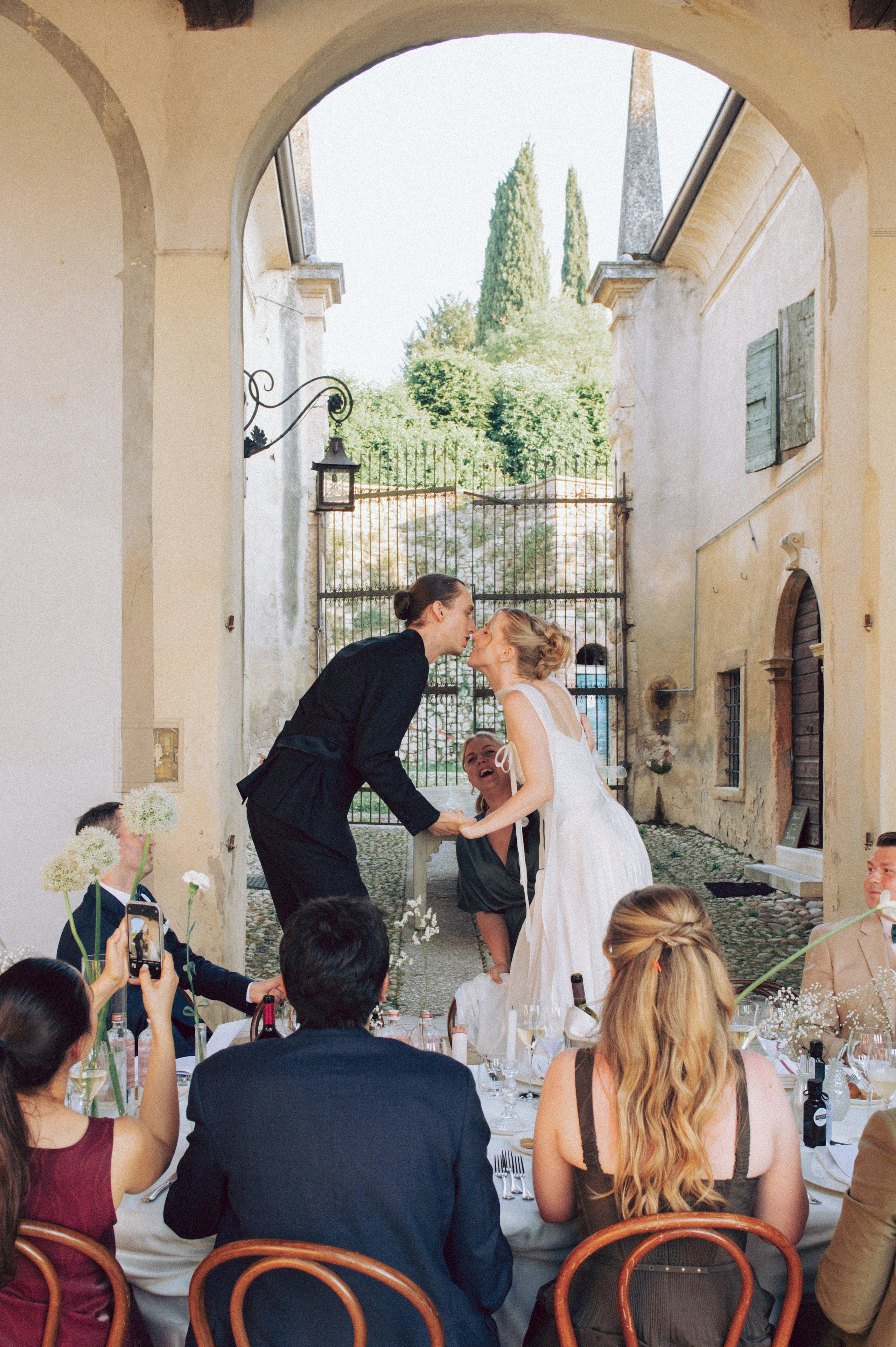 Surprise performance. Better inform the photographer to capture this special moment. Photographed by the wedding photographer Anamilanofoto / Anastasiia Buchinskaia