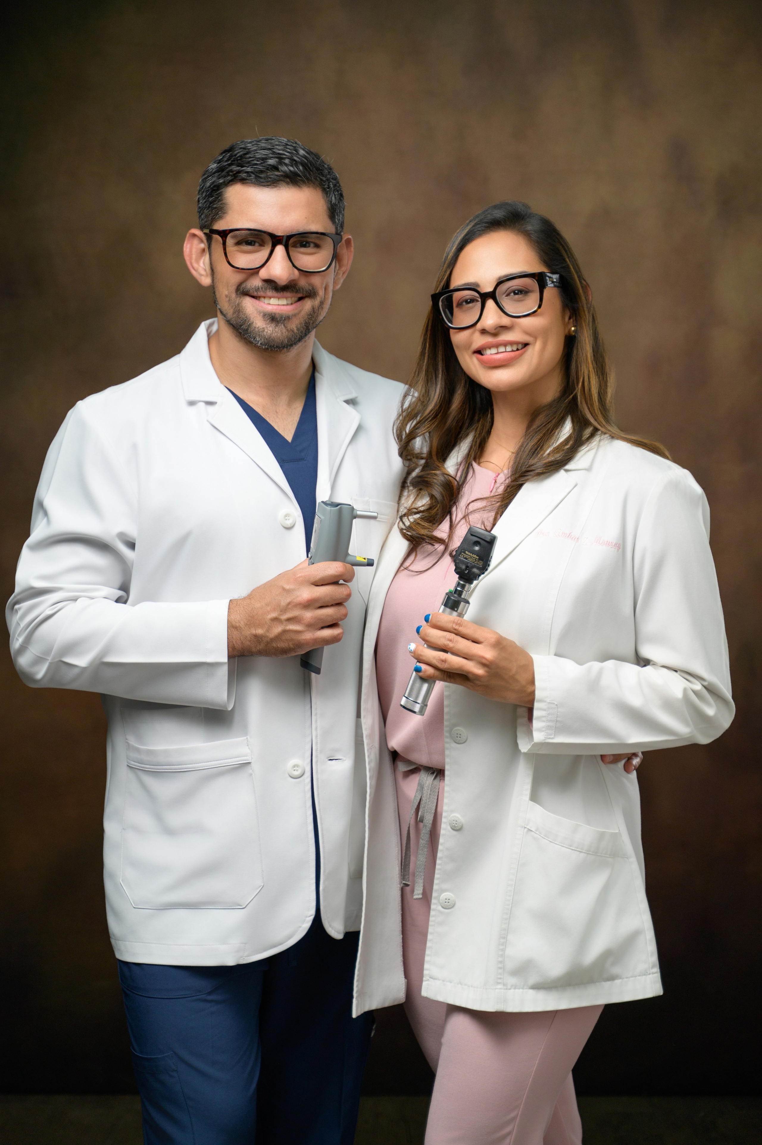 Fotografía corporativa para médicos realizada en estudio fotográfico en David, Chiriquí