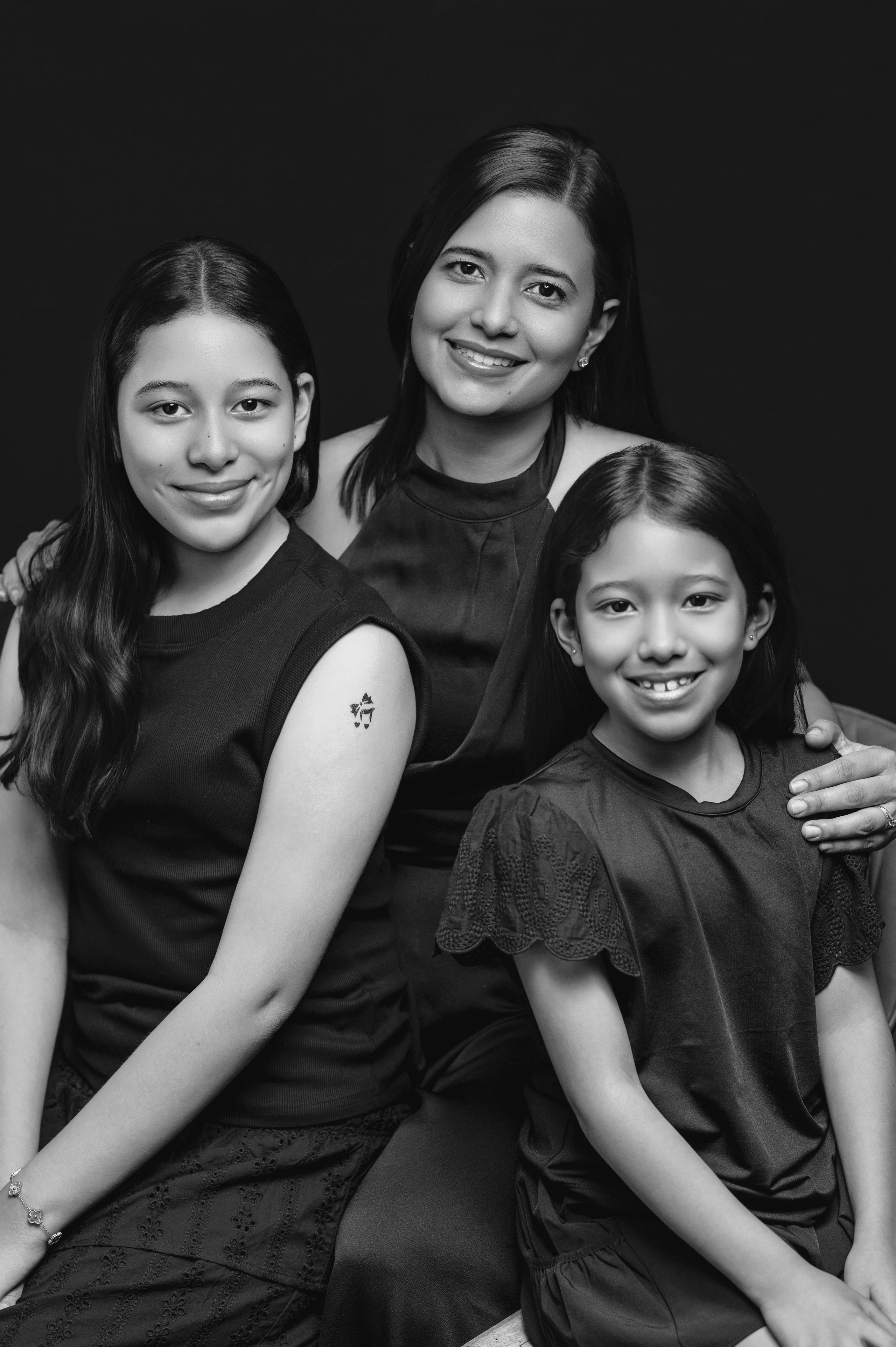 Sesión de fotos familiar madre con hijos en estudio en David Chiriquí en blanco y negro