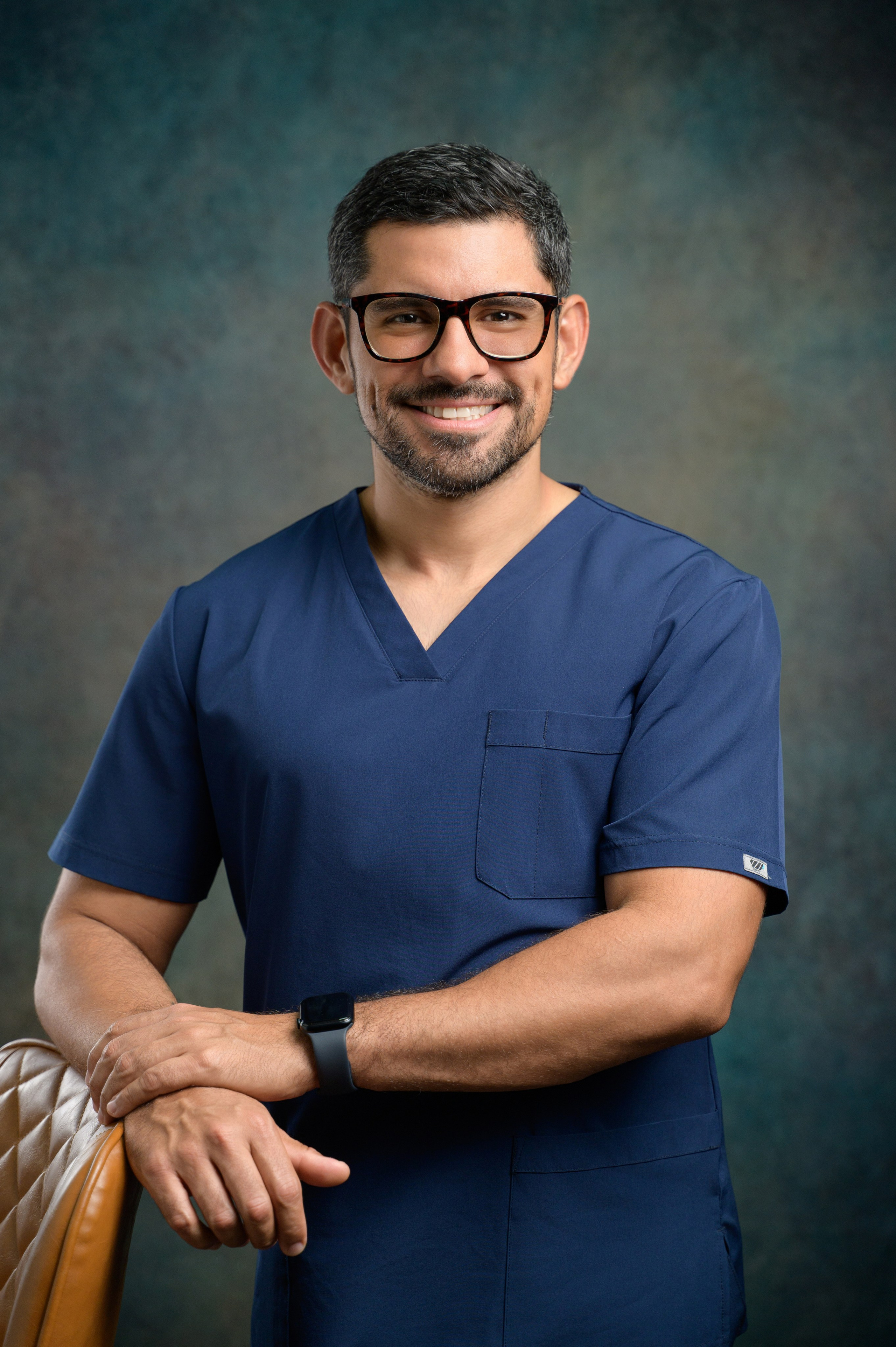 Retrato profesional de oftalmólogo en estudio fotográfico en David, Chiriquí