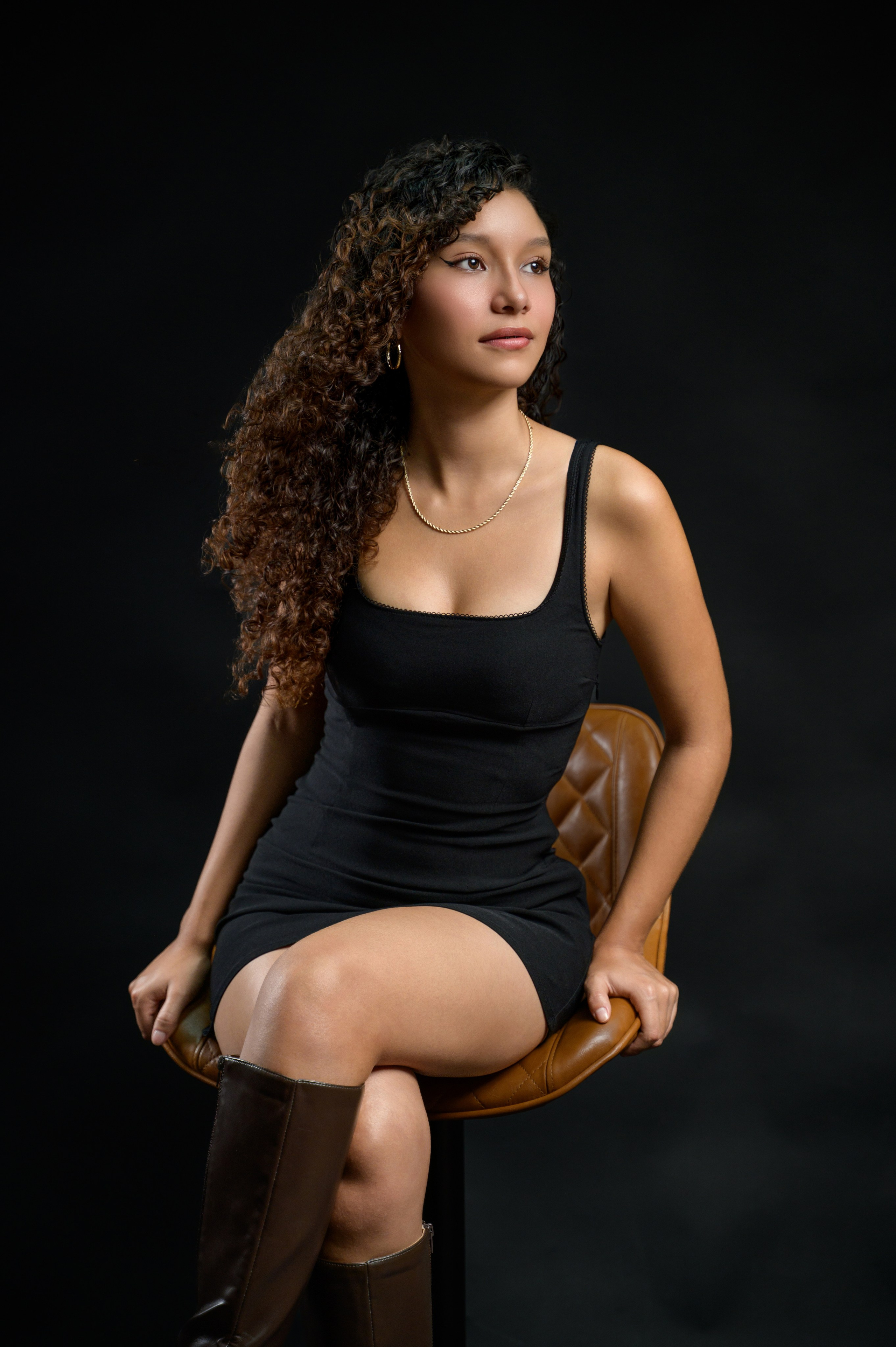 sesión de fotos en estudio David Panamá mujer joven outfit casual retrato