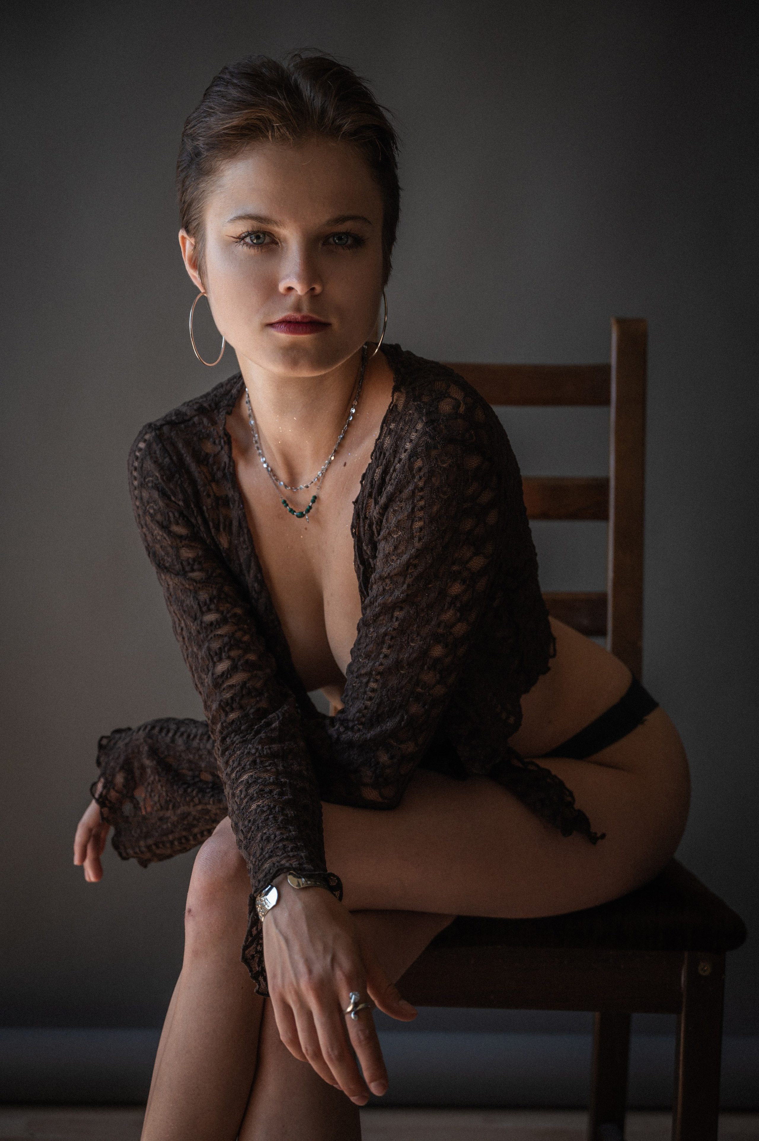 Modelka Marta siedząca na drewnianym krześle podczas studyjnych testów modelingowych