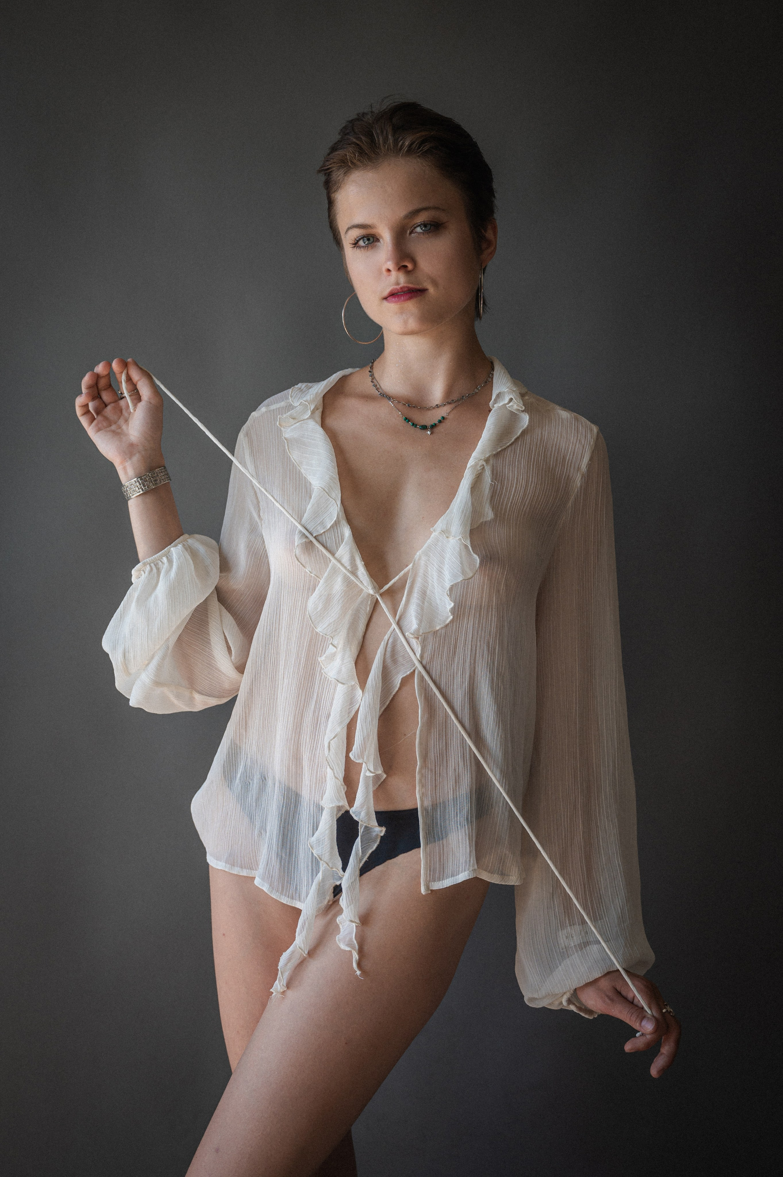 Modelka Marta otulona lekką białą tkaniną, czarno-biały portret fashion