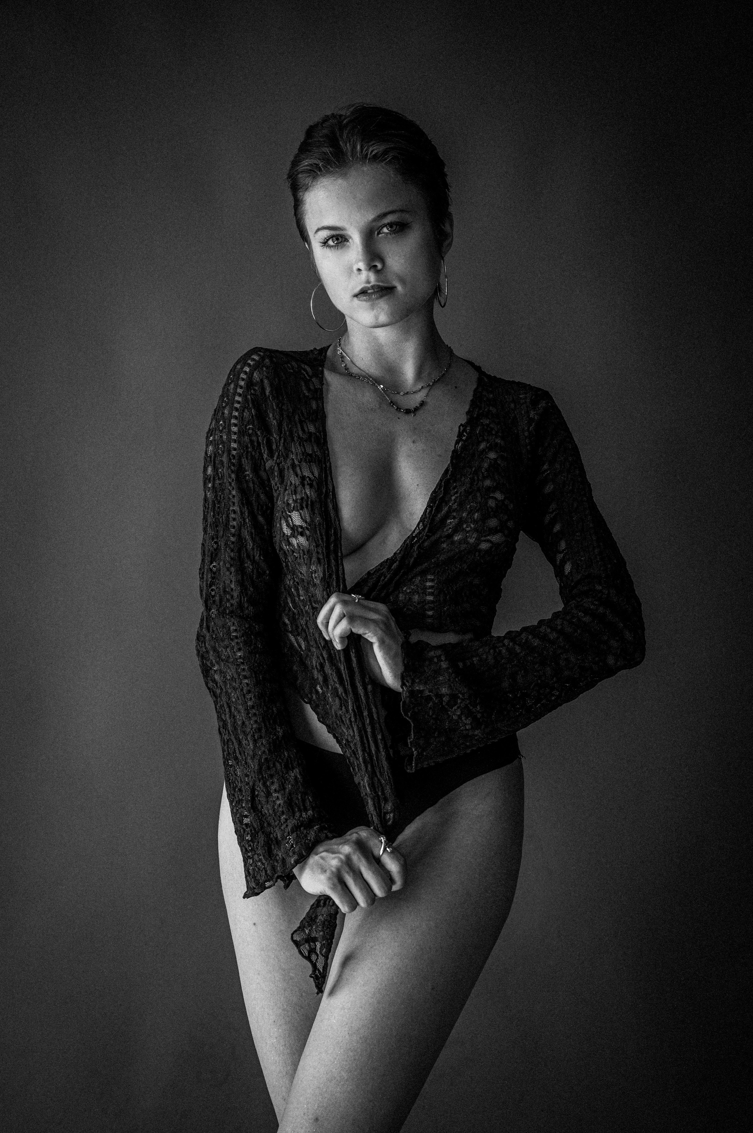 Modelka Marta w czarnej koronkowej bluzce, czarno-biały portret modowy