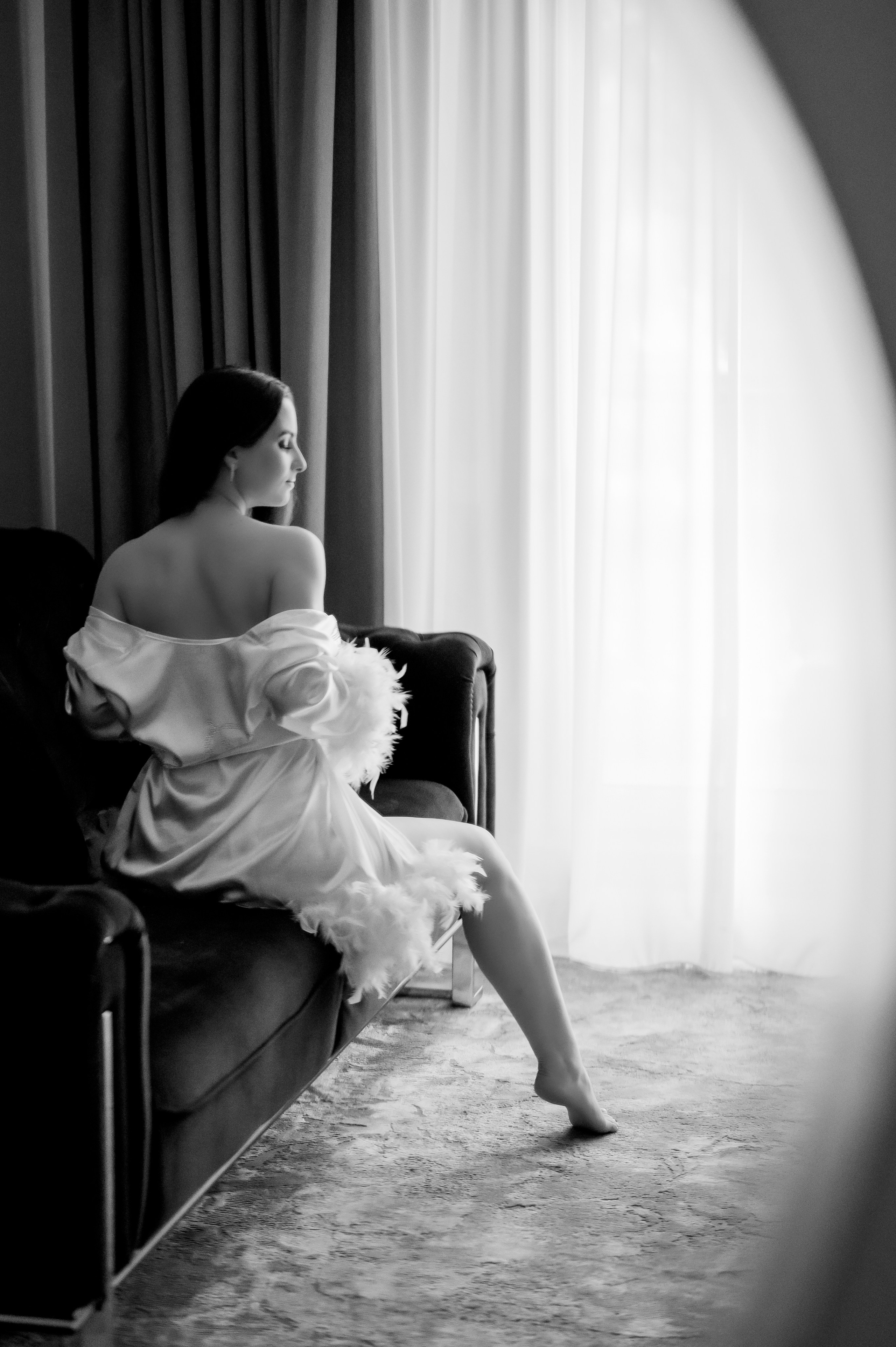 Mireasă într-o ședință foto bridal boudoir elegantă și discretă