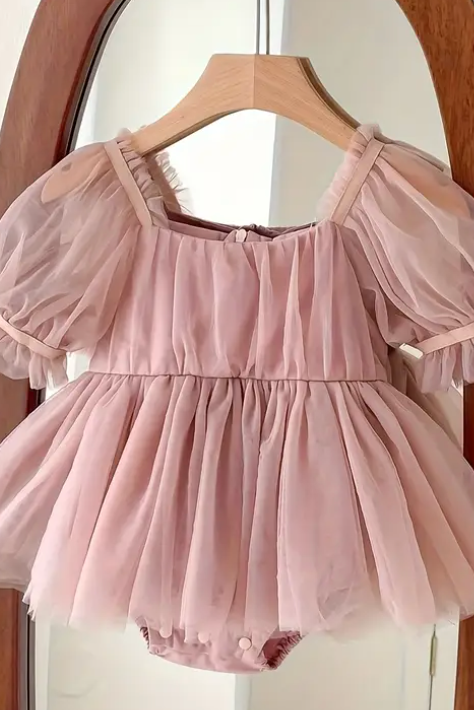 Cake smash outfits for girls. Newborn and family photographer. Hills District. Sydney