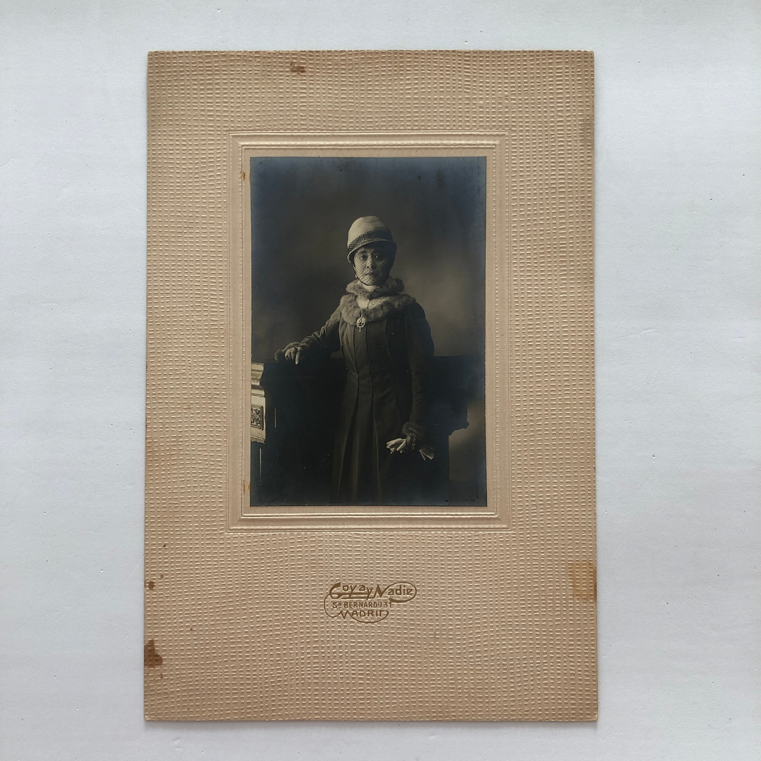 Antique photographs and cameras. Современнные и актикварные украшения в Барселоне, Москве и Санкт-Петербурге