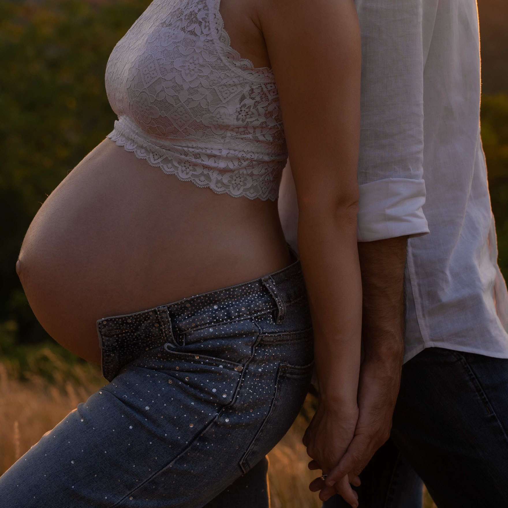 Servizio fotografico maternity al tramonto nei Colli Euganei con futura mamma in abito marrone elegante