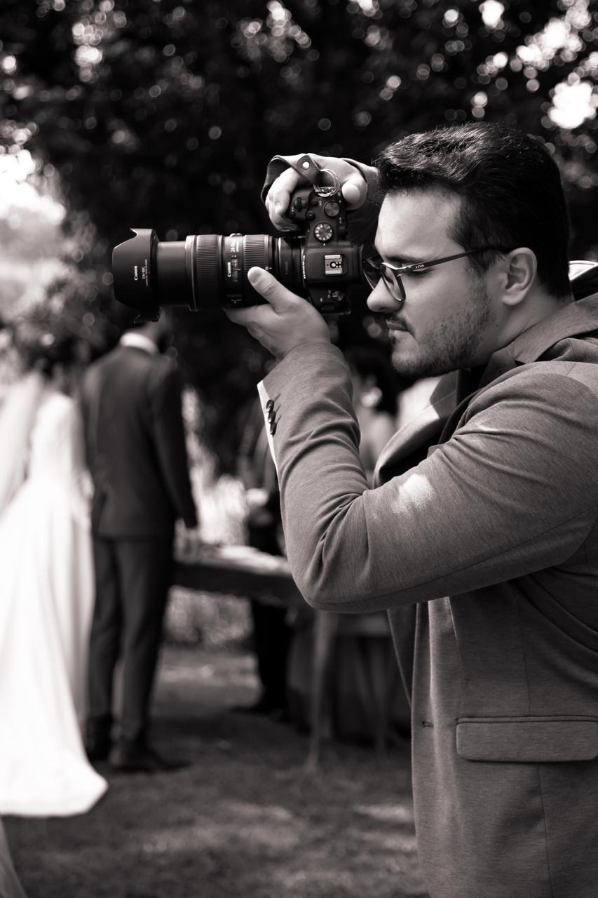 Fotógrafo de casamento em ação, camera canon profissional com lente 24-70