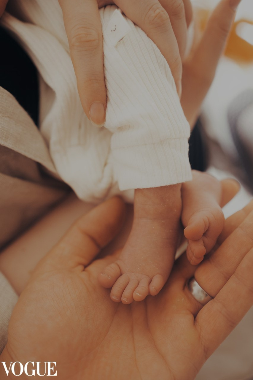 Close-up of newborn baby hands during a newborn photography session in Warwick published in photoVogue