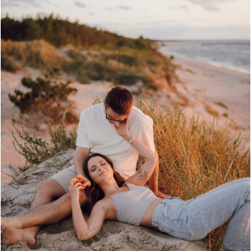 Para na na plaży o zachodzie – naturalna sesja narzeczeńska, Wielkopolska