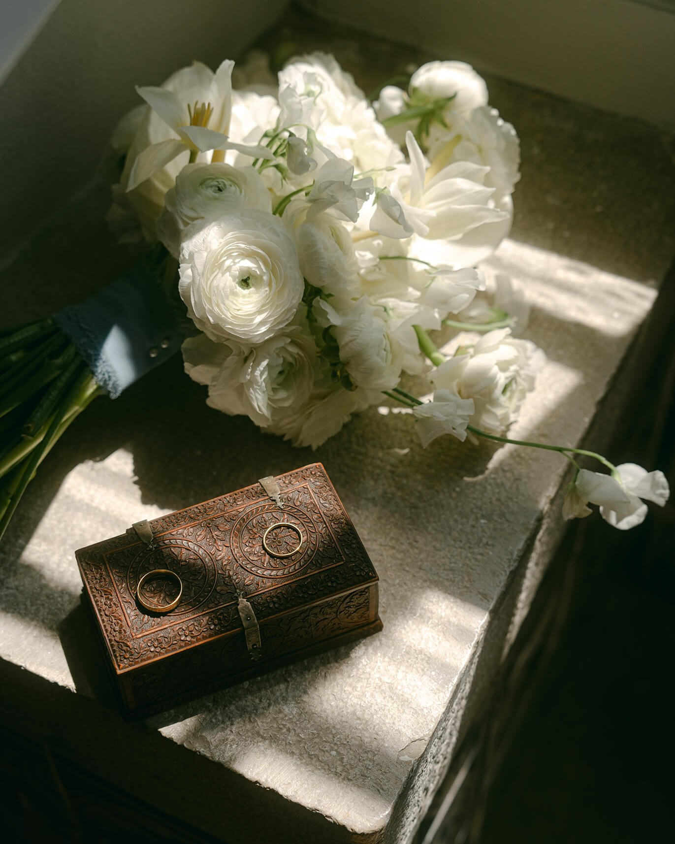 The Bride’s getting ready: wedding morning photography guide. Wedding photographer in Europe. Based in Italy, Lake Como. Aesthetic elegant story-telling