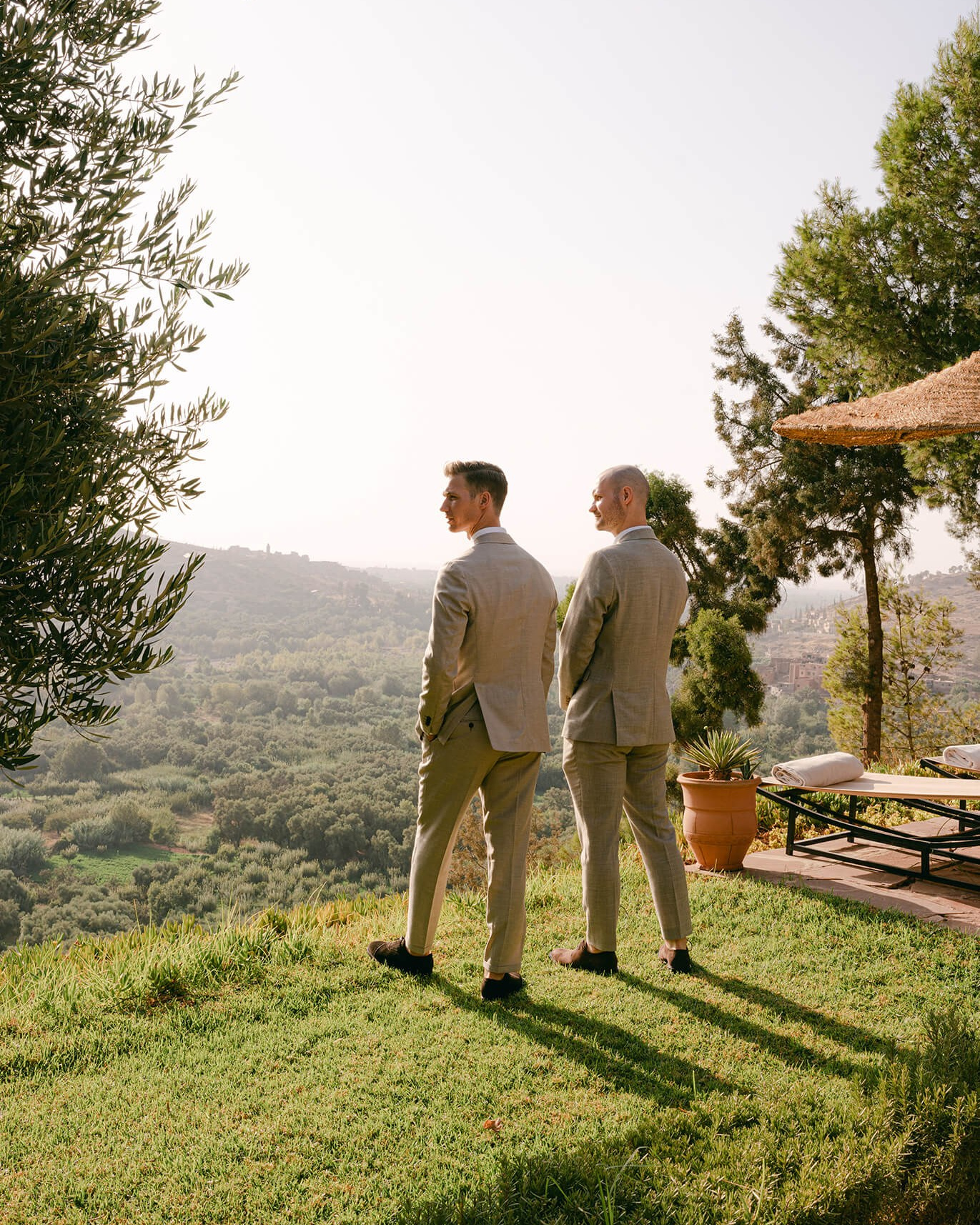 Второй фотограф на свадьбе: необходимость или маркетинг. Wedding photographer in Europe. Based in Italy, Lake Como. Aesthetic elegant story-telling