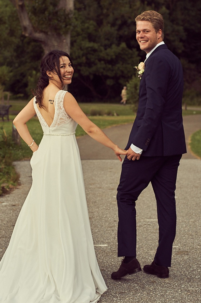 Bride and groom embracing in a blooming Dutch flower field, captured by Amsterdam photographer Victoria Ushkanova
