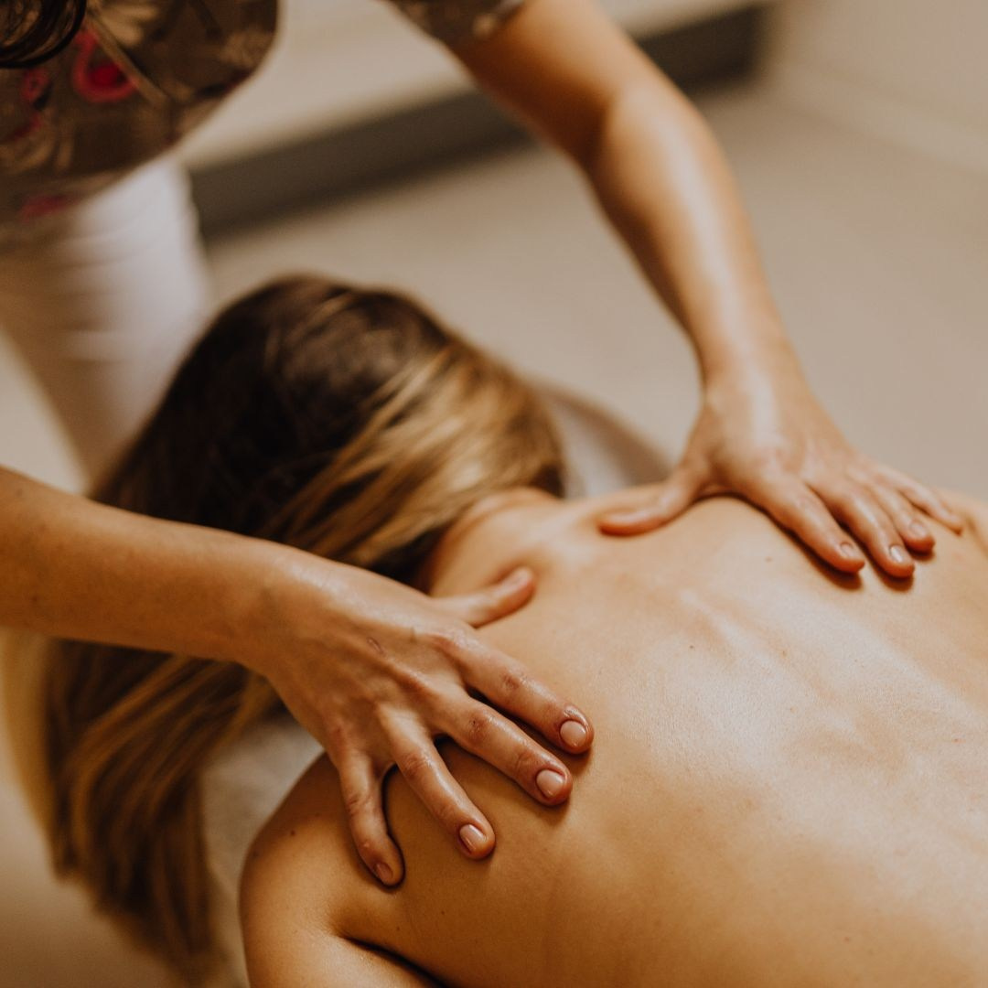 Eine Masseurin macht entspannte Rückenmassage