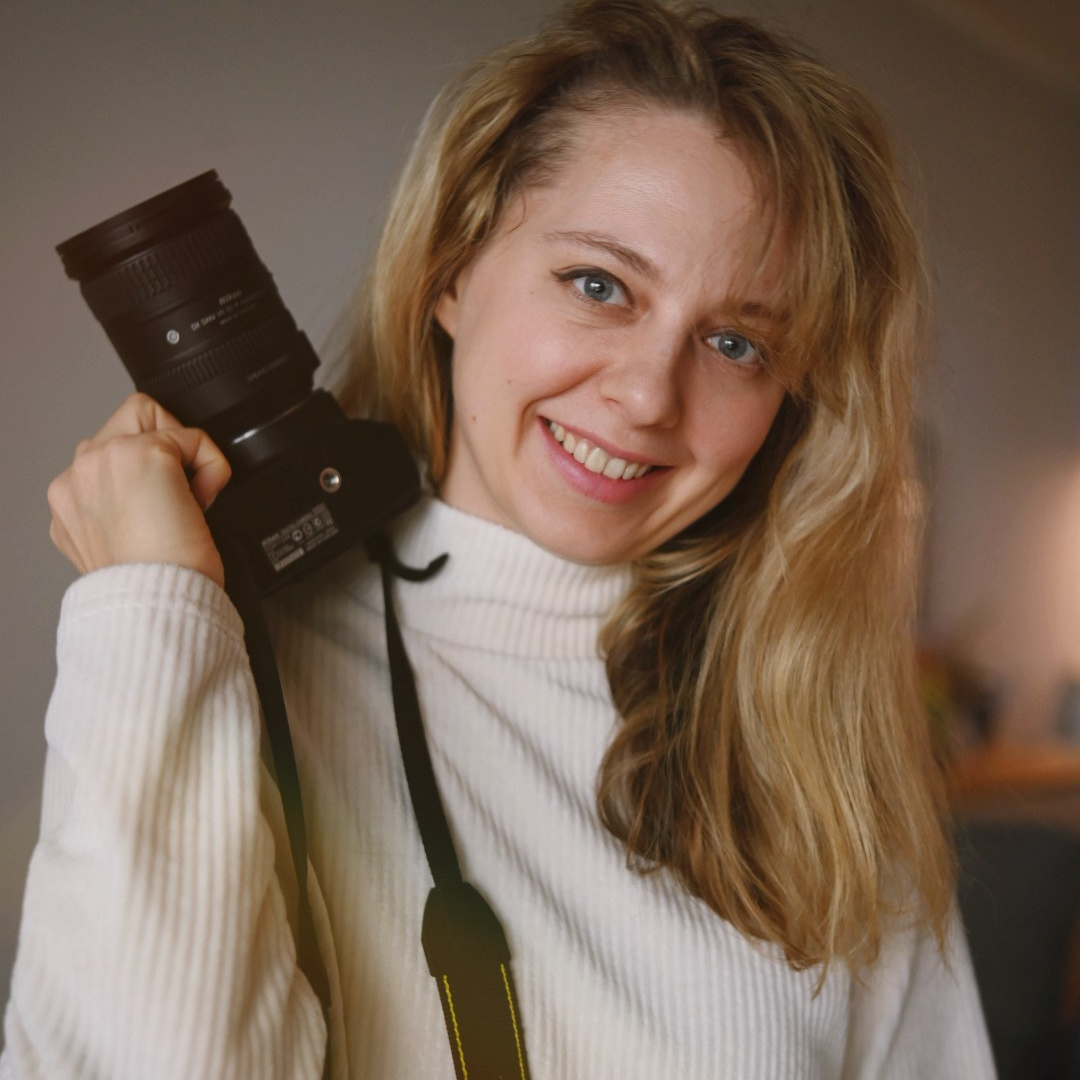 Porträt von Fotografin Anna Mos mit Kamera