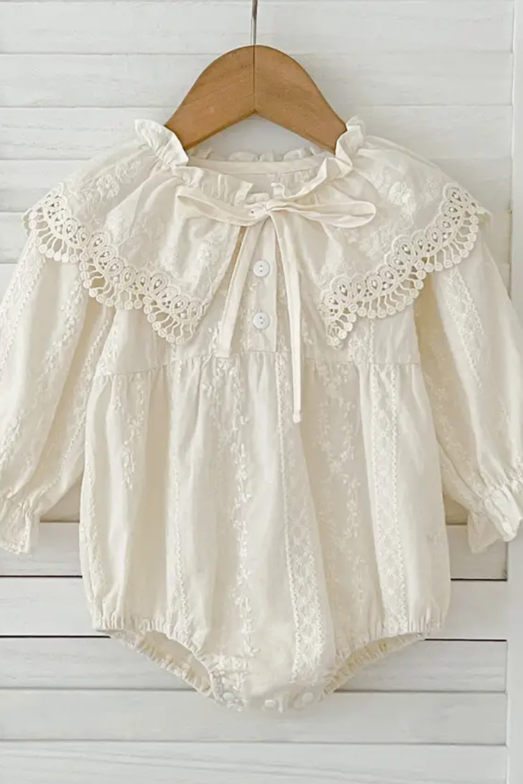 Cake smash outfits for girls. Newborn and family photographer. Hills District. Sydney