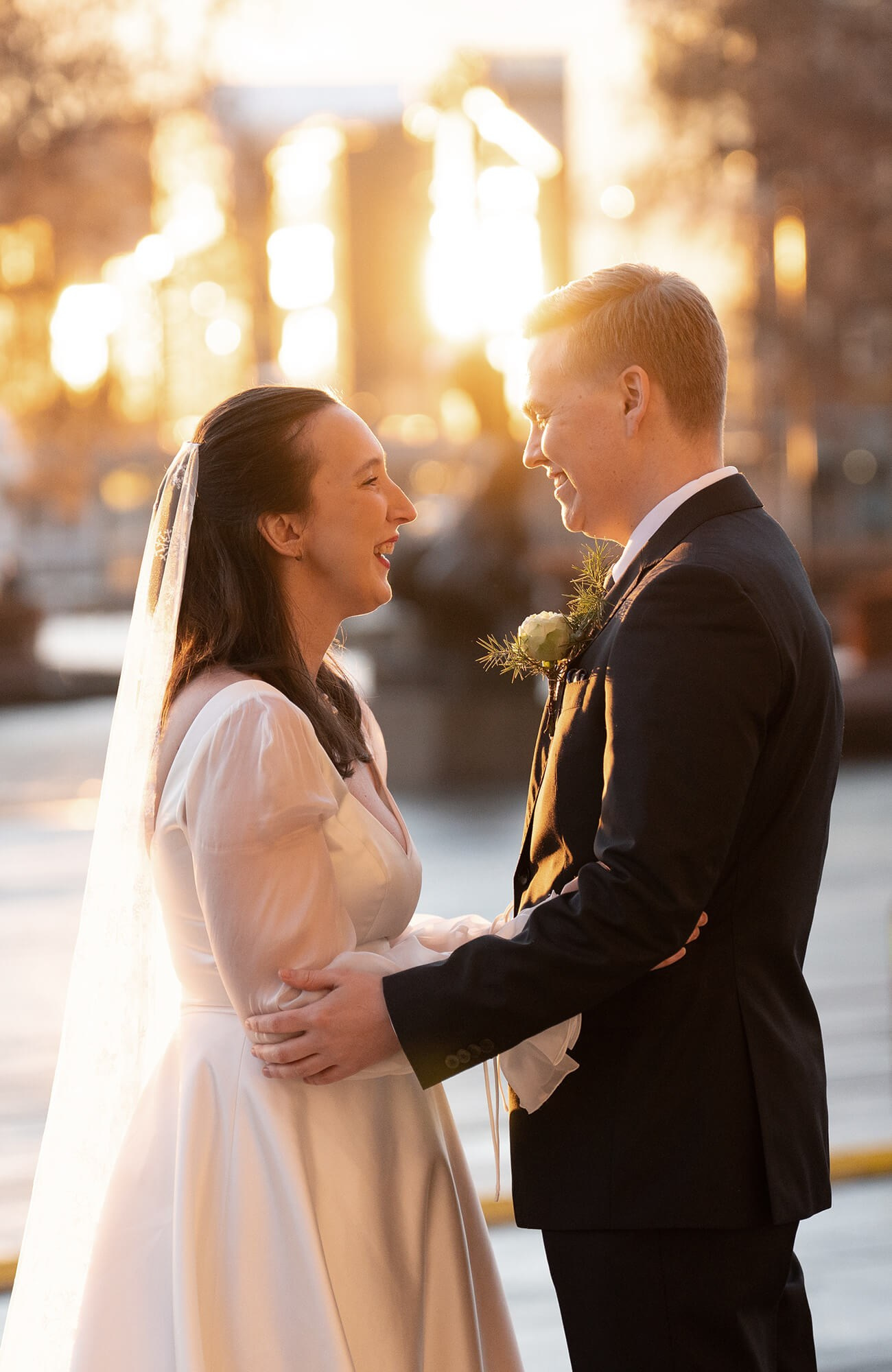 Bryllupsfotograf i Oslo, brudeparet holder hånda til hverandre i solnedgang