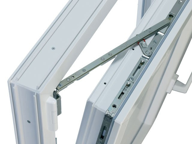 Элемент фурнитуры на поворотно-откидном пластиковом окне.