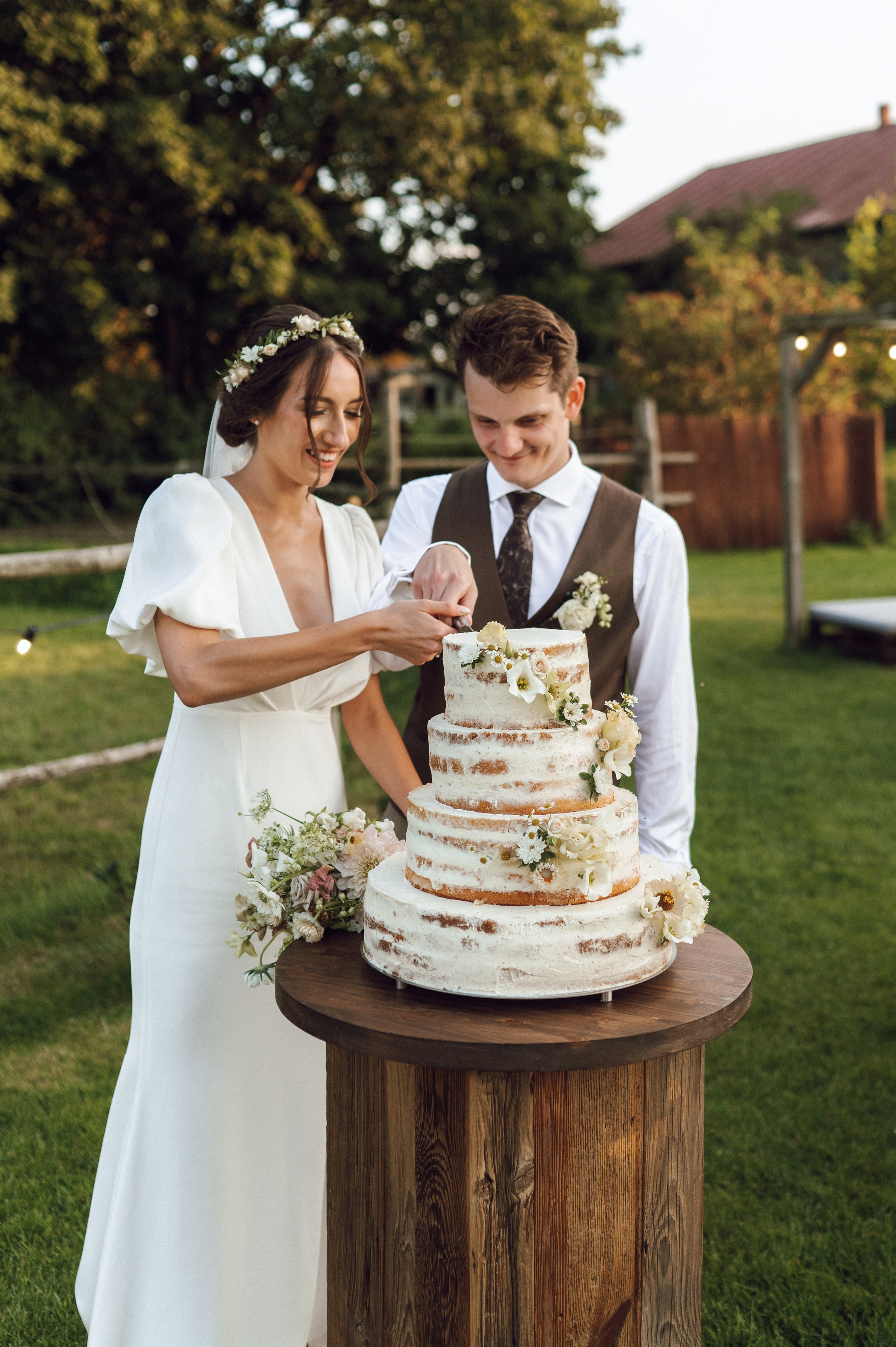 Para młoda kroi tort na ogrodzie – ślub w stylu slow wedding, Wielkopolska