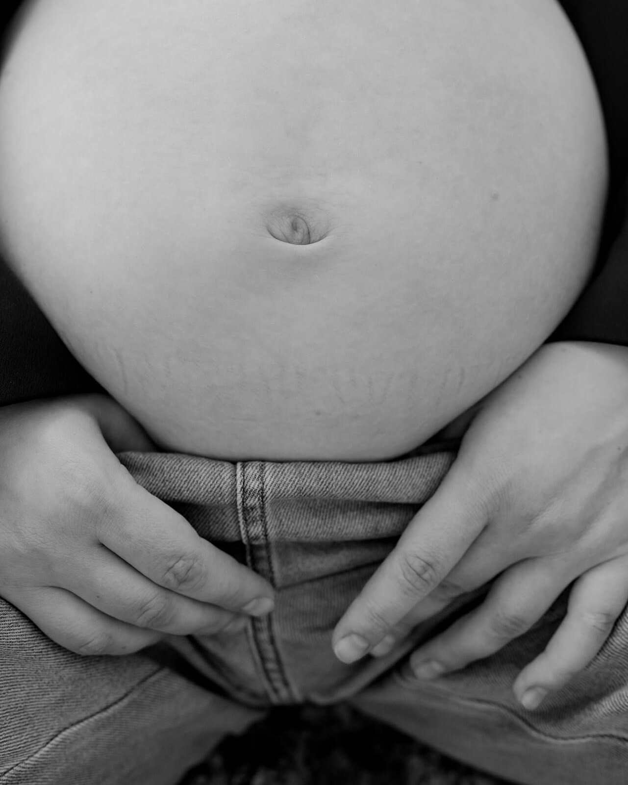 Ein Paar wartet auf das Baby, während es in seinem gemütlichen Wohnzimmer sitzt und Tee trinkt