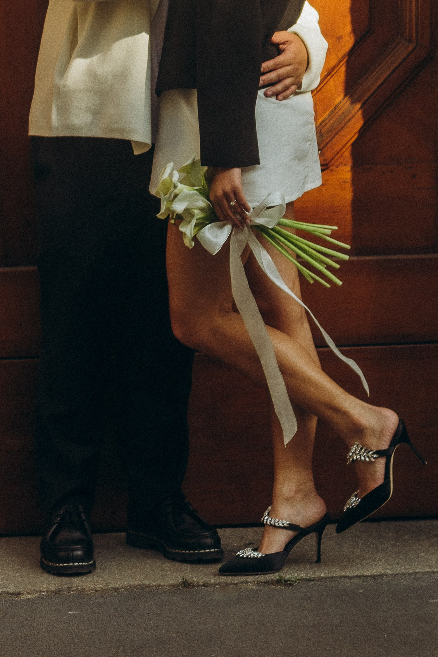 Elegant bridal bouquet of white calla lilies during a modern wedding in Italy. Civil ceremony photographer in Milan