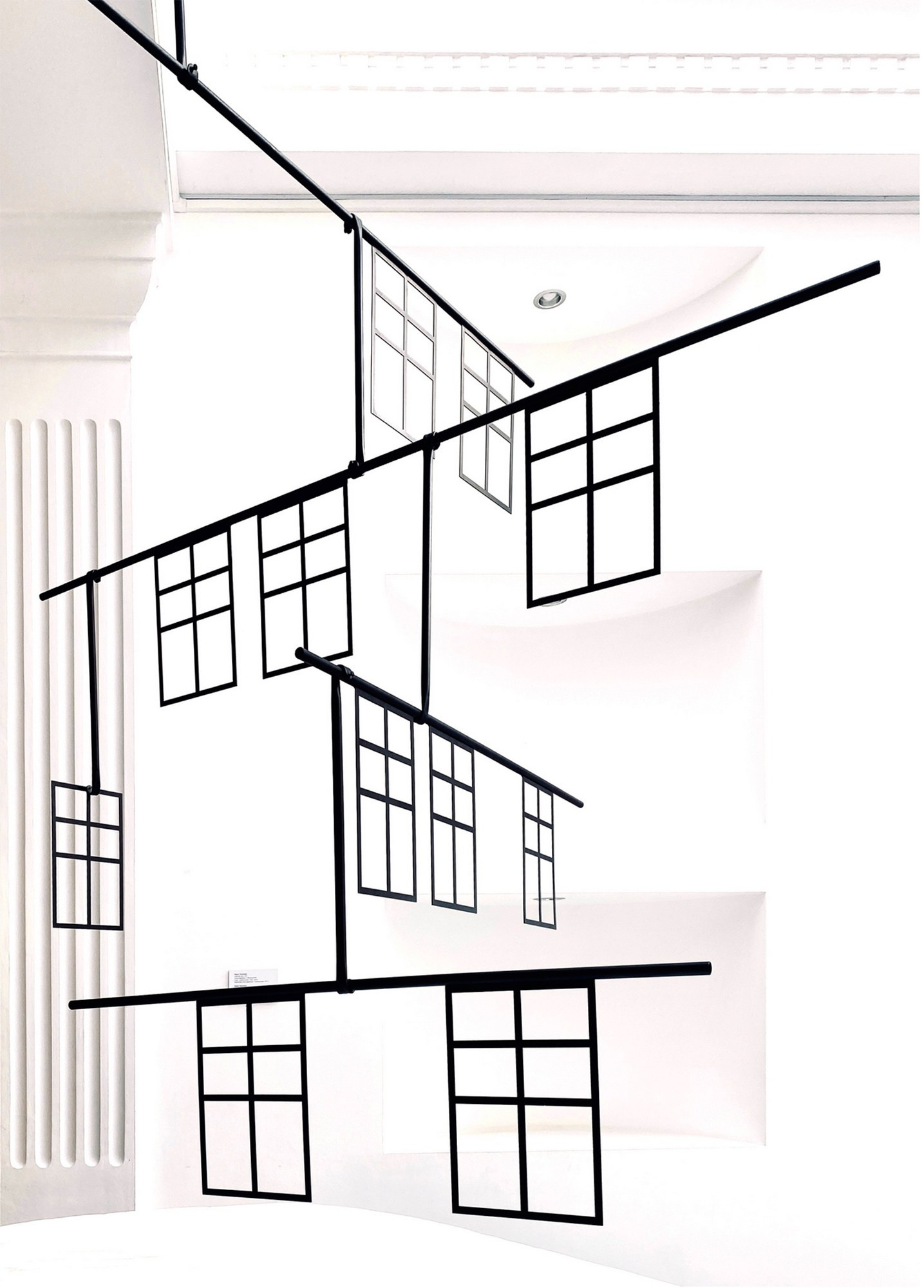 Скульптура Одинокое окно из стали на выставке Окна Минска в арт-гостиной Высокае места