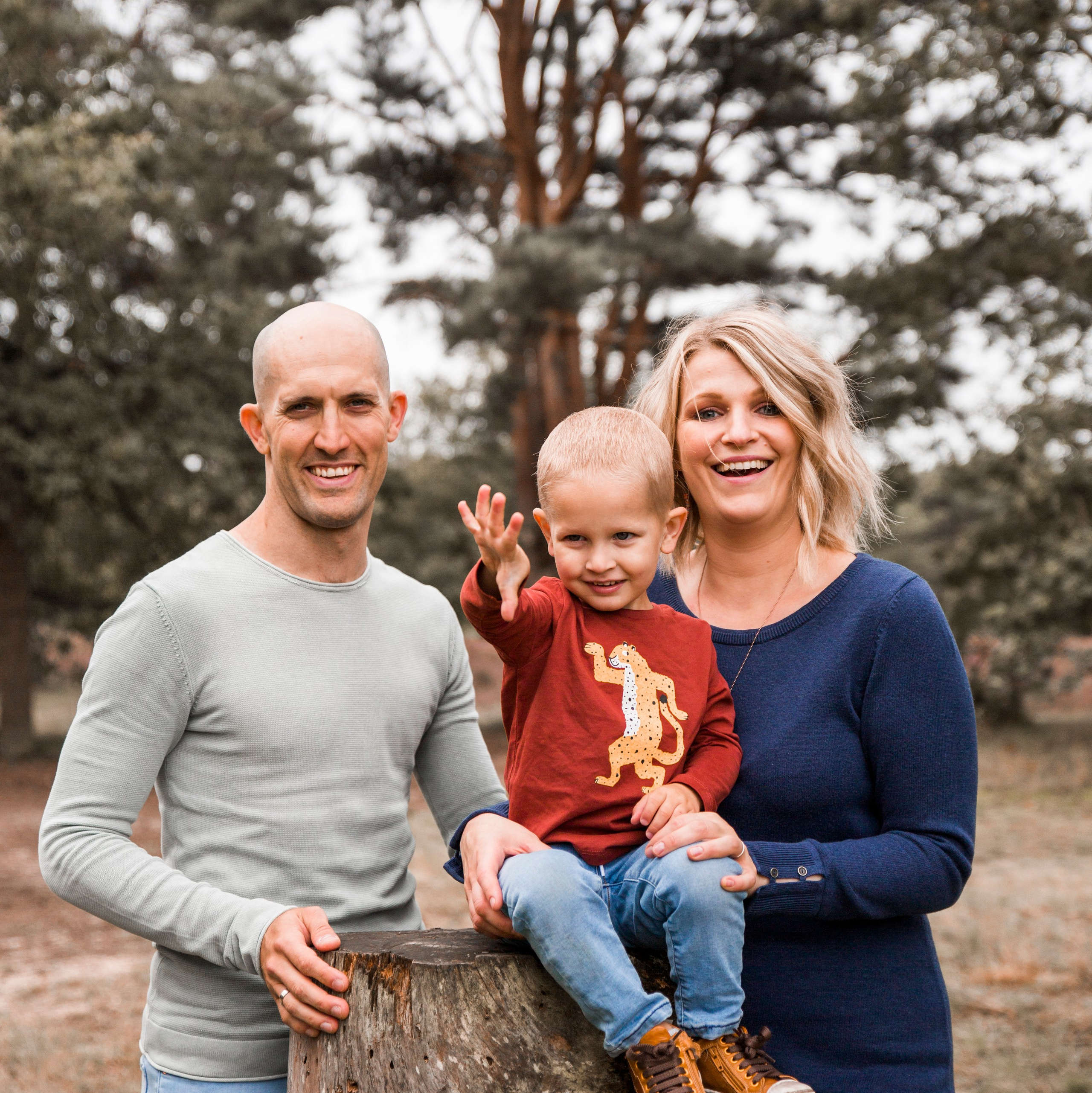 Verliefd koppel tijdens golden hour shoot in de natuur door Kapture Fotografie