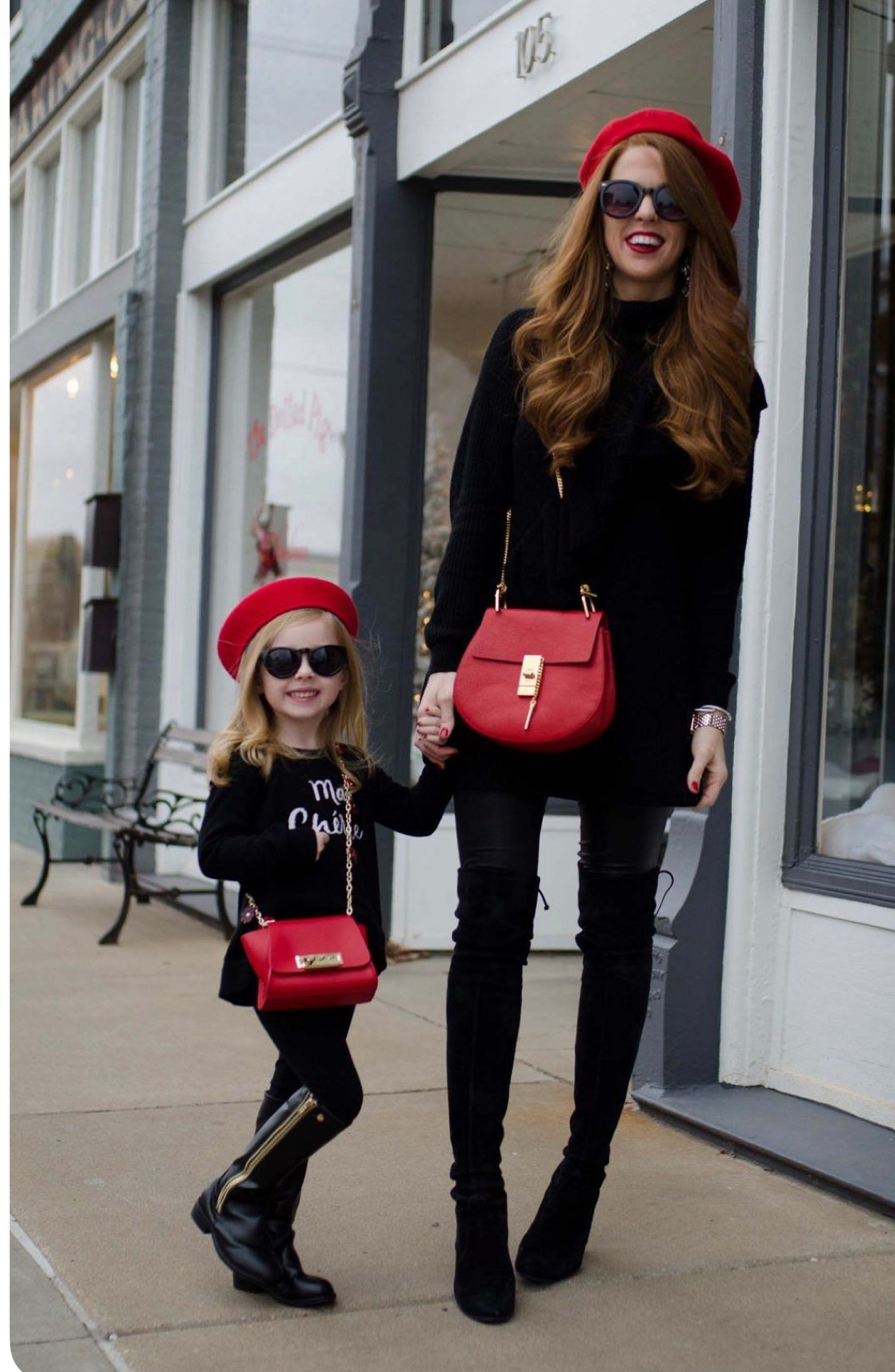 Christmas outlook in Barcelona — What to Wear for Christmas in Barcelona. DiaFoto — Wow Photographer in Barcelona | Premium Barcelona Photoshoot Experience