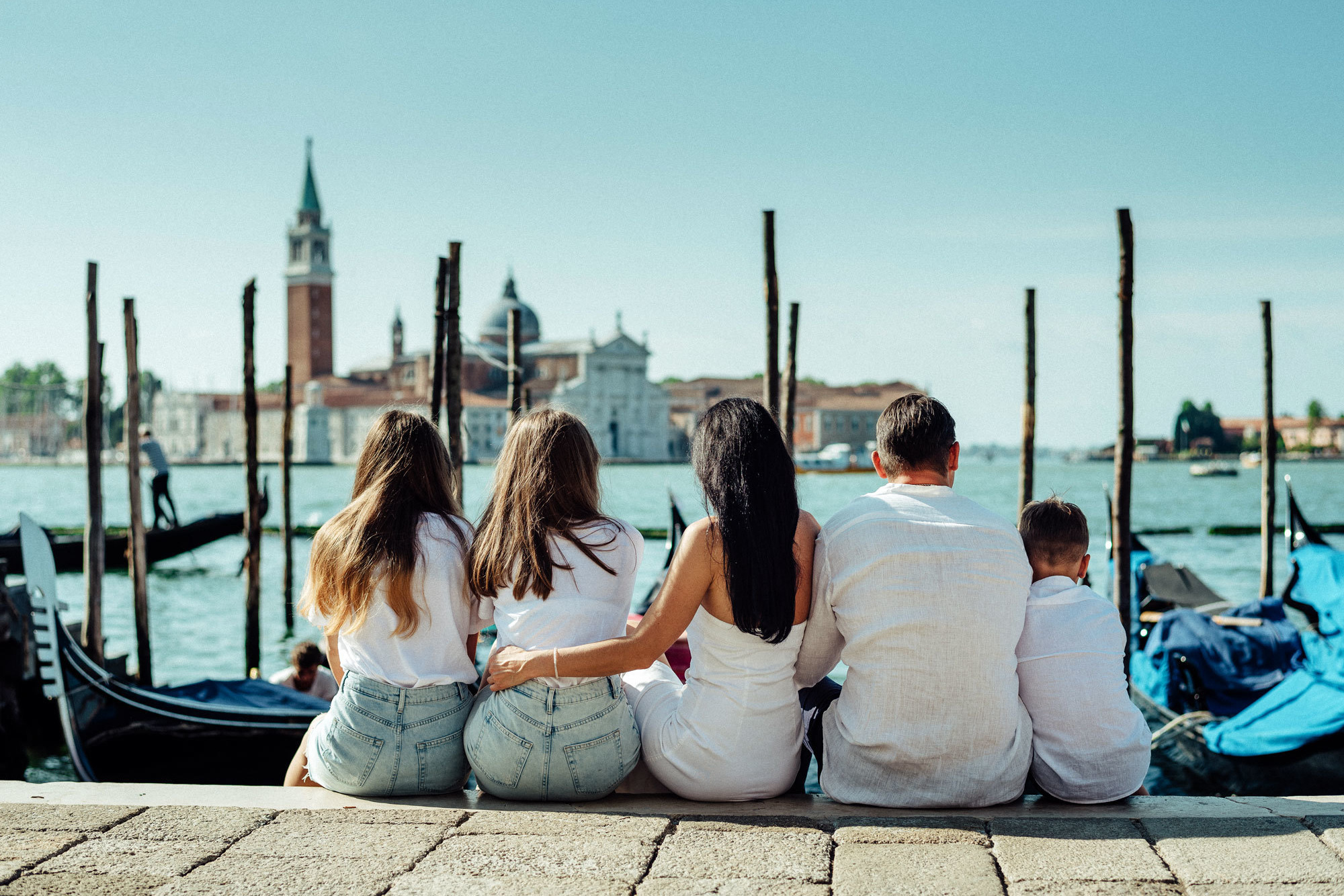 Grande famiglia seduta , guardando la laguna di Venezia.