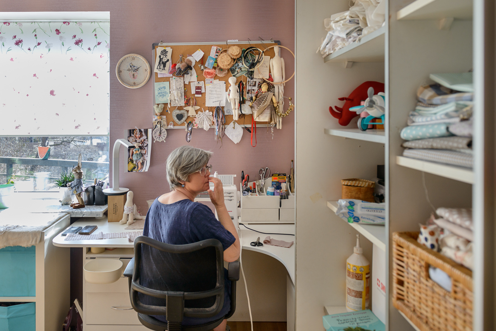 Мастер игрушек Ирина Прилукова выбирает ткань для своих игрушек