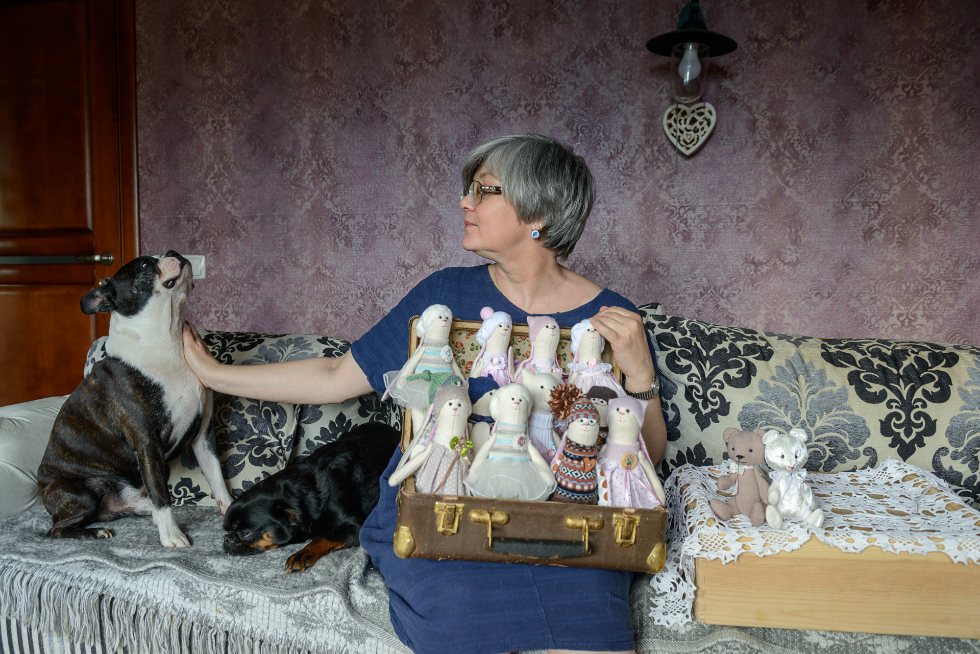 Мастер игрушек Ирина Прилукова со своими игрушечными зайцами