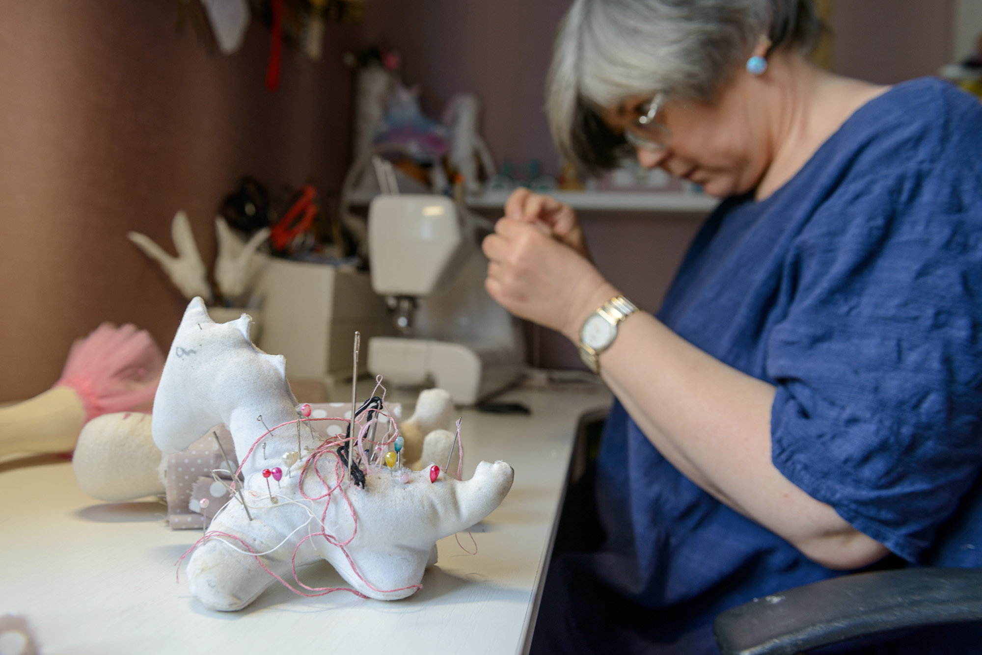 Мастер игрушек Ирина Прилукова вдевает нитку в иголку