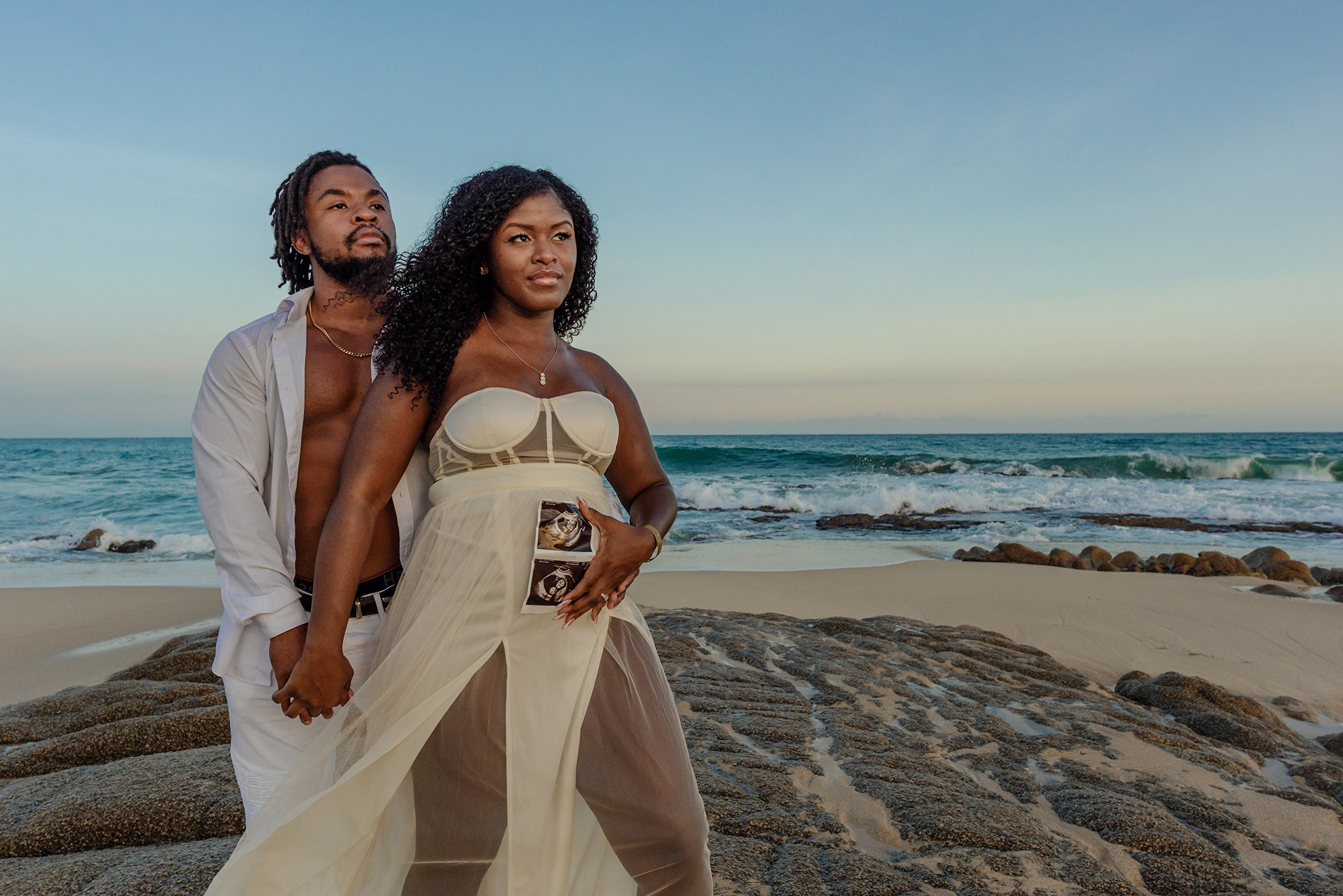 Natural maternity photography on the beach at sunset in Los Cabos Cabo San Lucas – Izrael Reyna