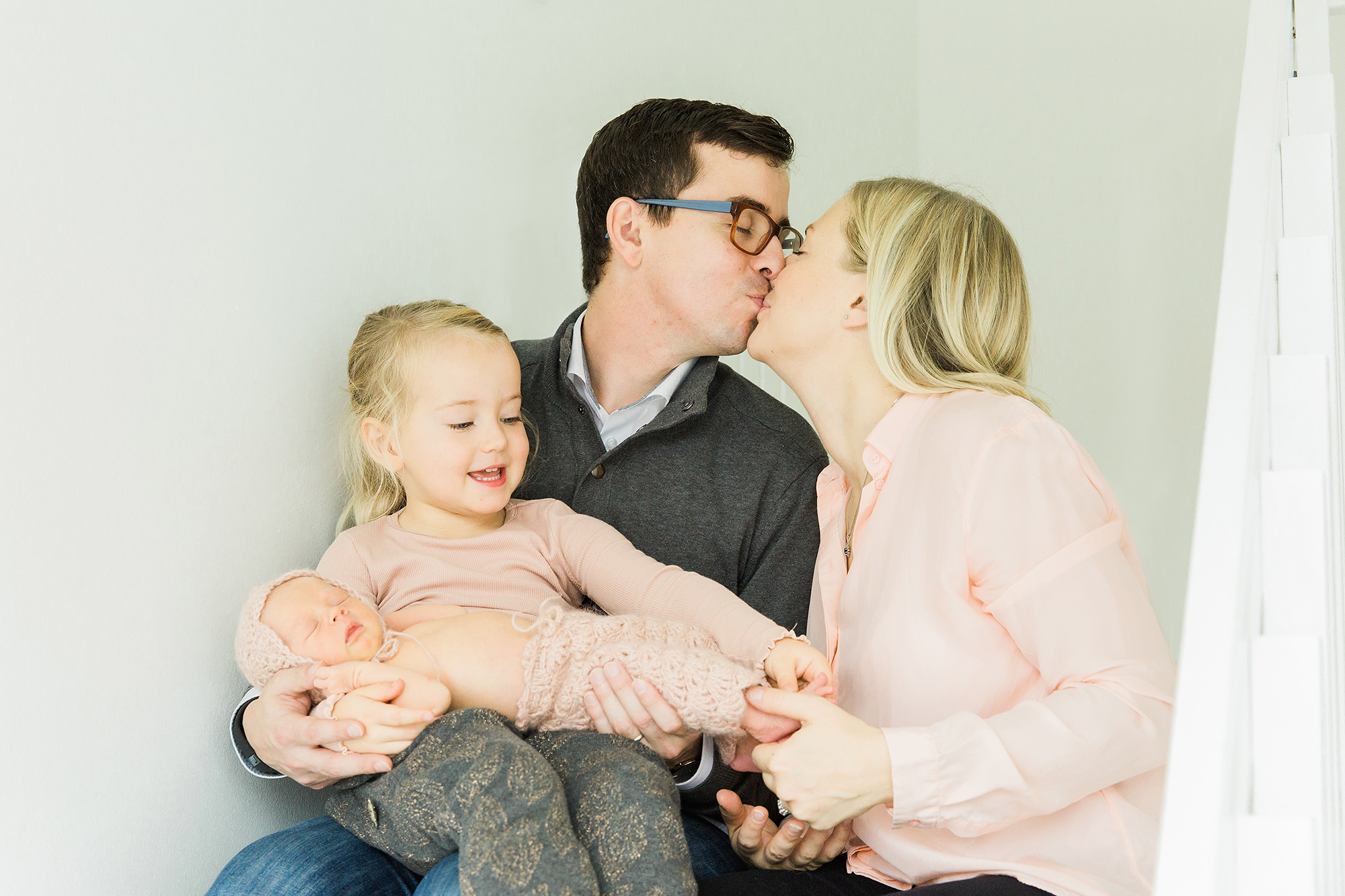 vastasyntyneen kuvaus helsinki Sisarus- ja perhekuvat newbornin kanssa .