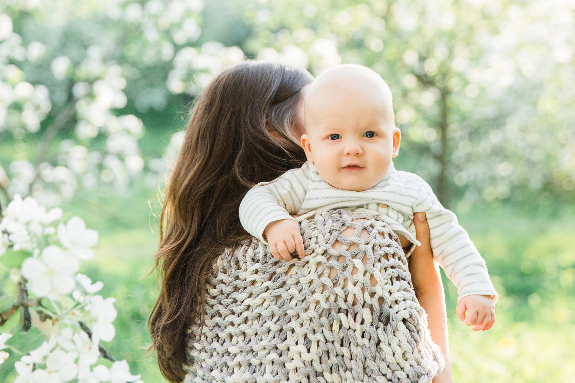 Perhekuvaus Omenatarhassa Malminkartanolla