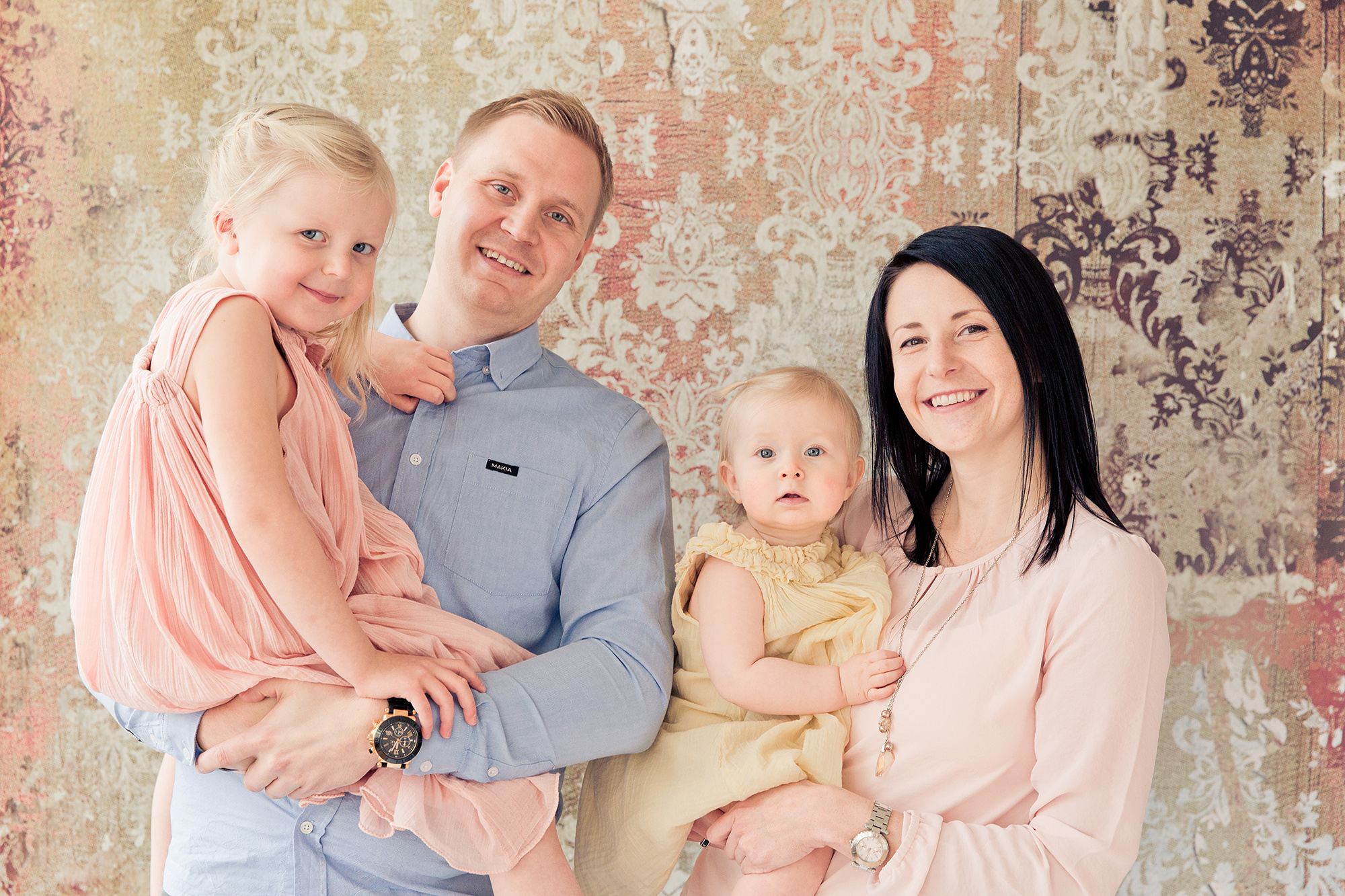 1-vuotiskuvaus studiossa Helsingissä