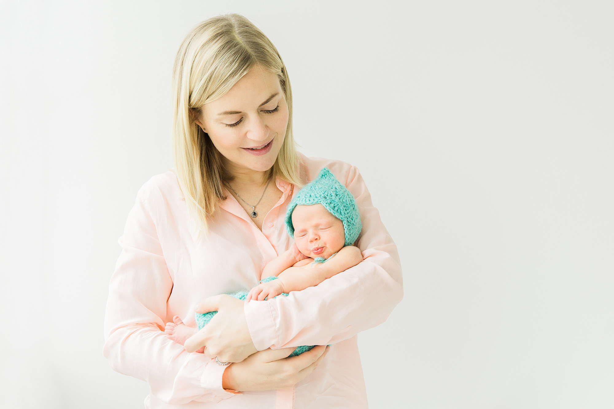 vastasyntyneen kuvaus helsinki Sisarus- ja perhekuvat newbornin kanssa .