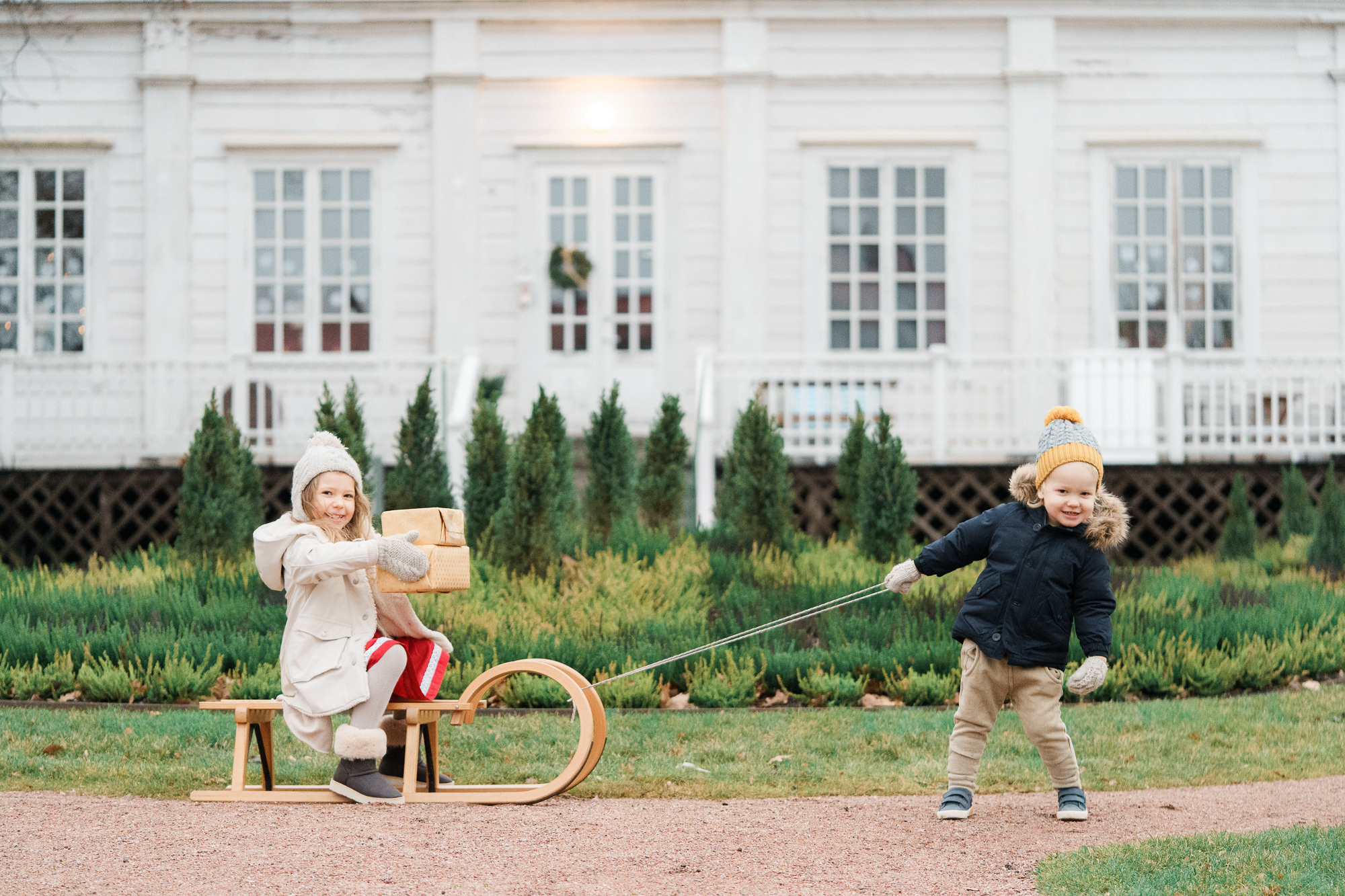Jouluaiheinen lapsikuvaus miljöössä