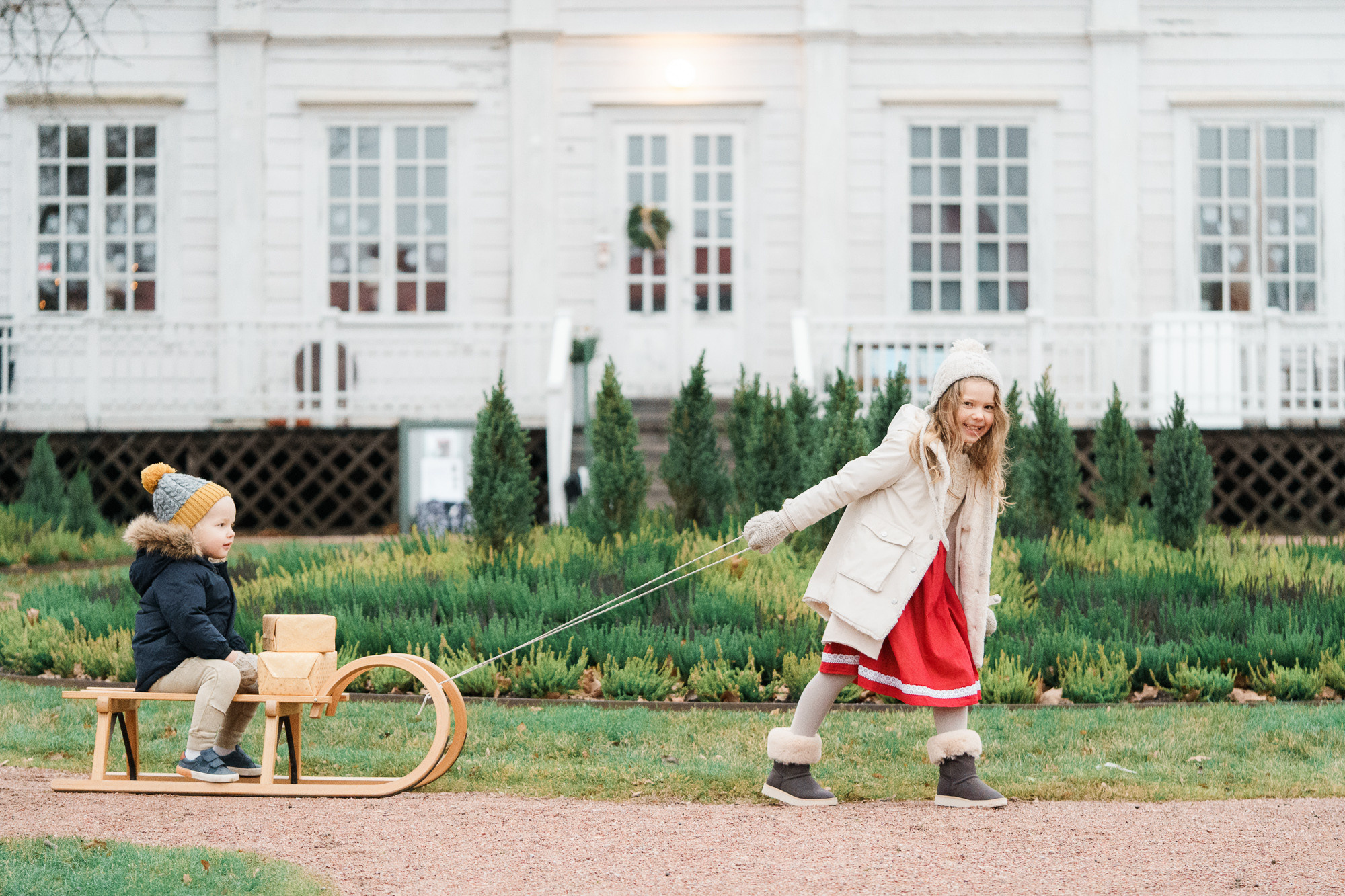 Jouluaiheinen lapsikuvaus miljöössä