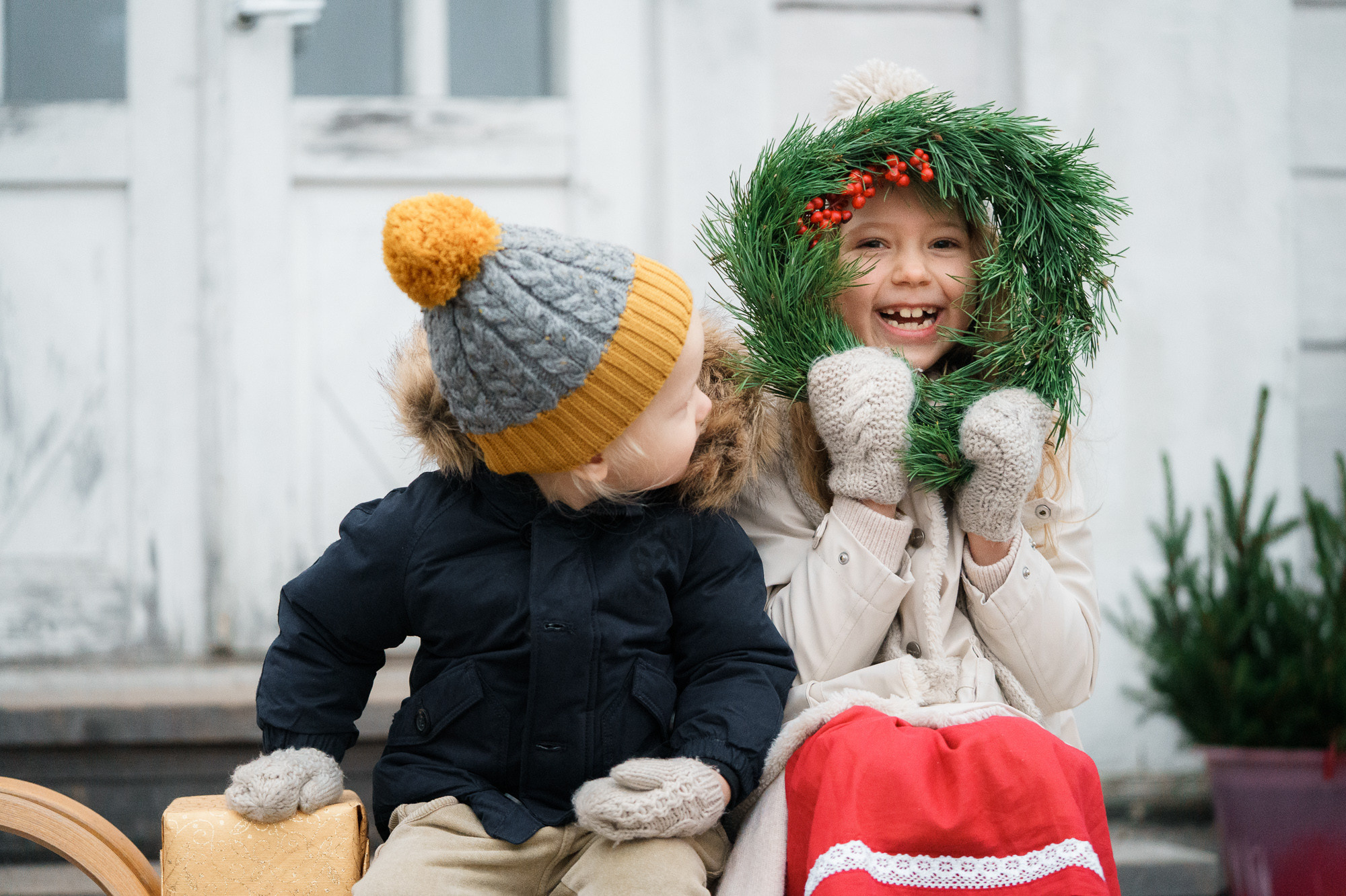 Jouluaiheinen lapsikuvaus miljöössä