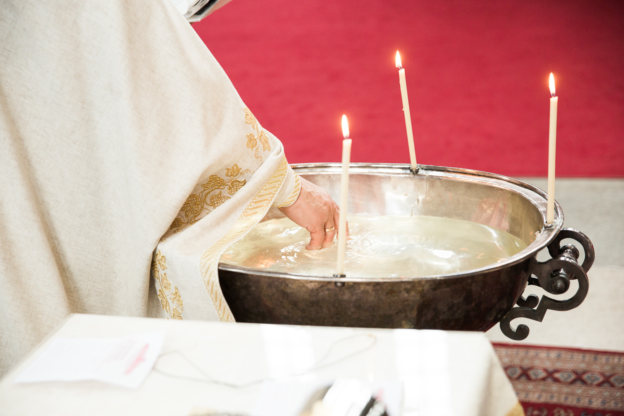 Ristiäiskuvaus Helsingissä Uspenskin katedraalissa