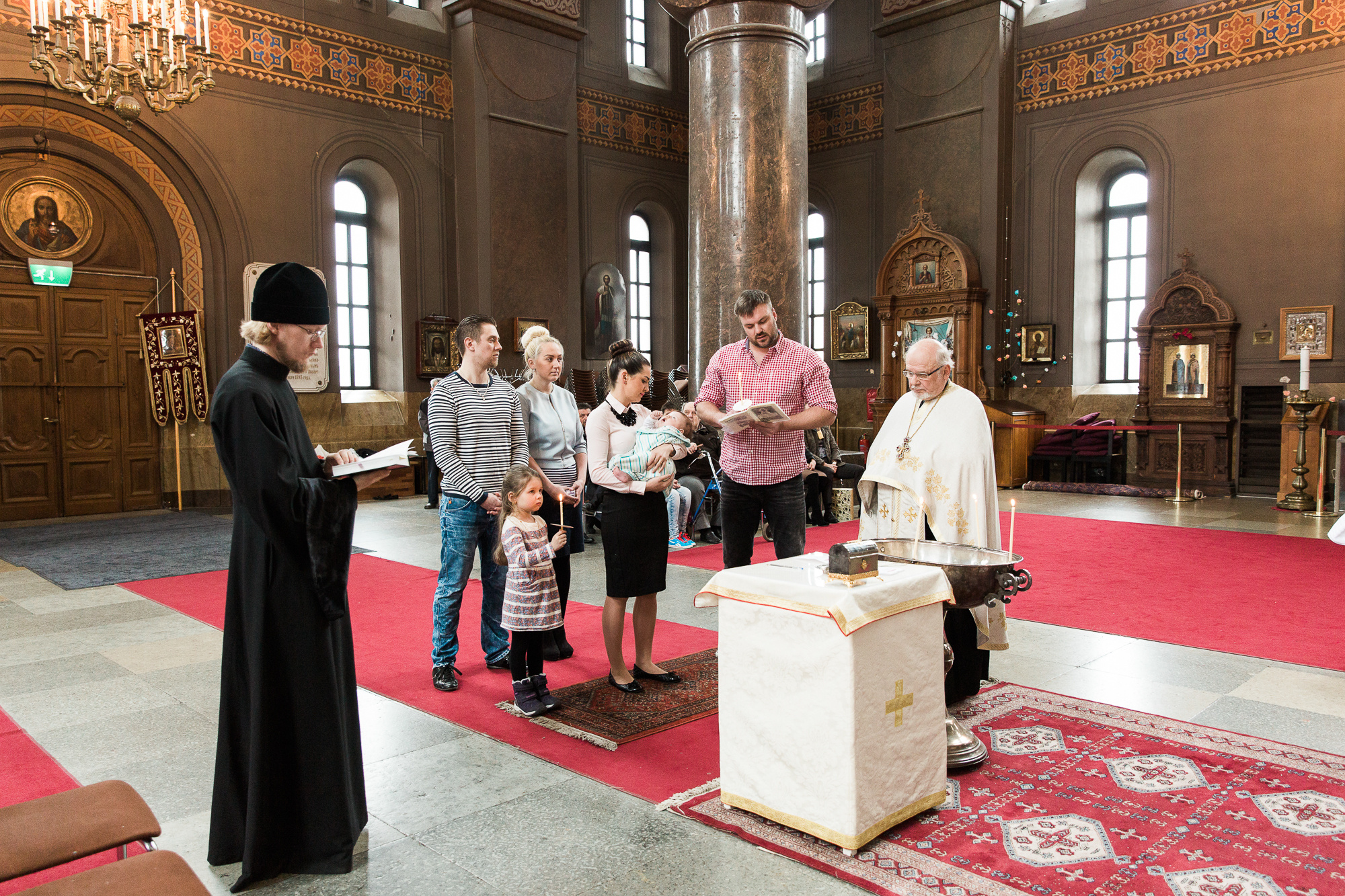 Ristiäiskuvaus Helsingissä Uspenskin katedraalissa