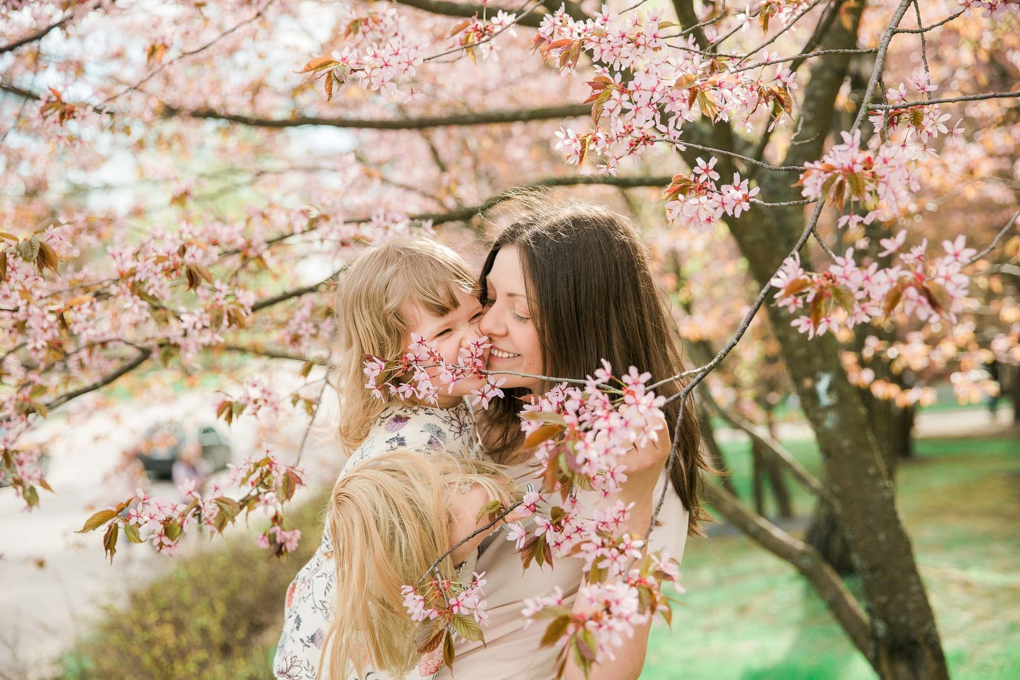 Äiti-lapsikuvaus Helsingissä, kirsikkapuistossa