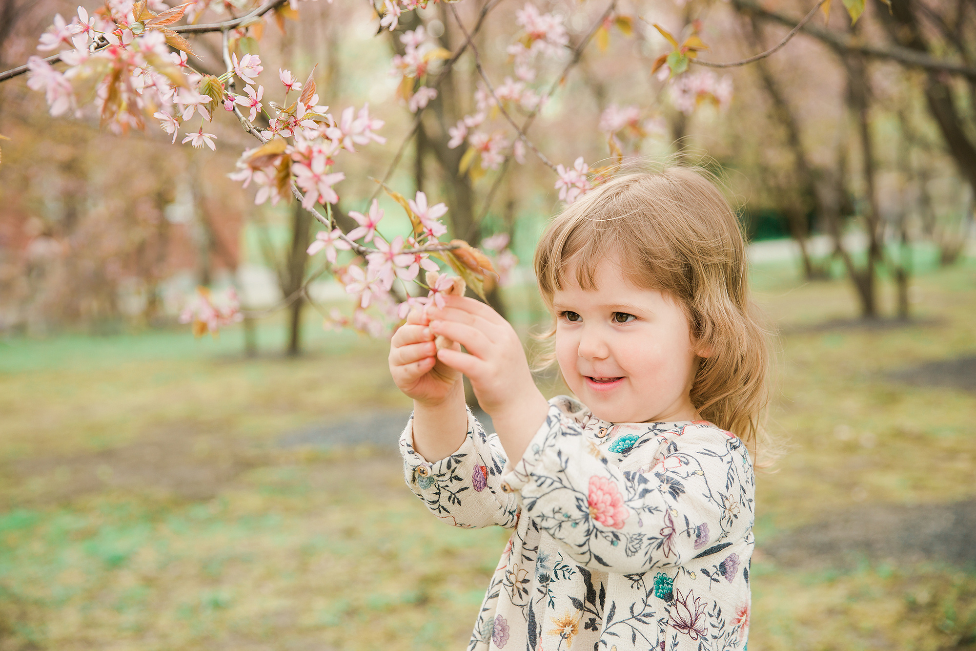 Äiti-lapsikuvaus Helsingissä, kirsikkapuistossa