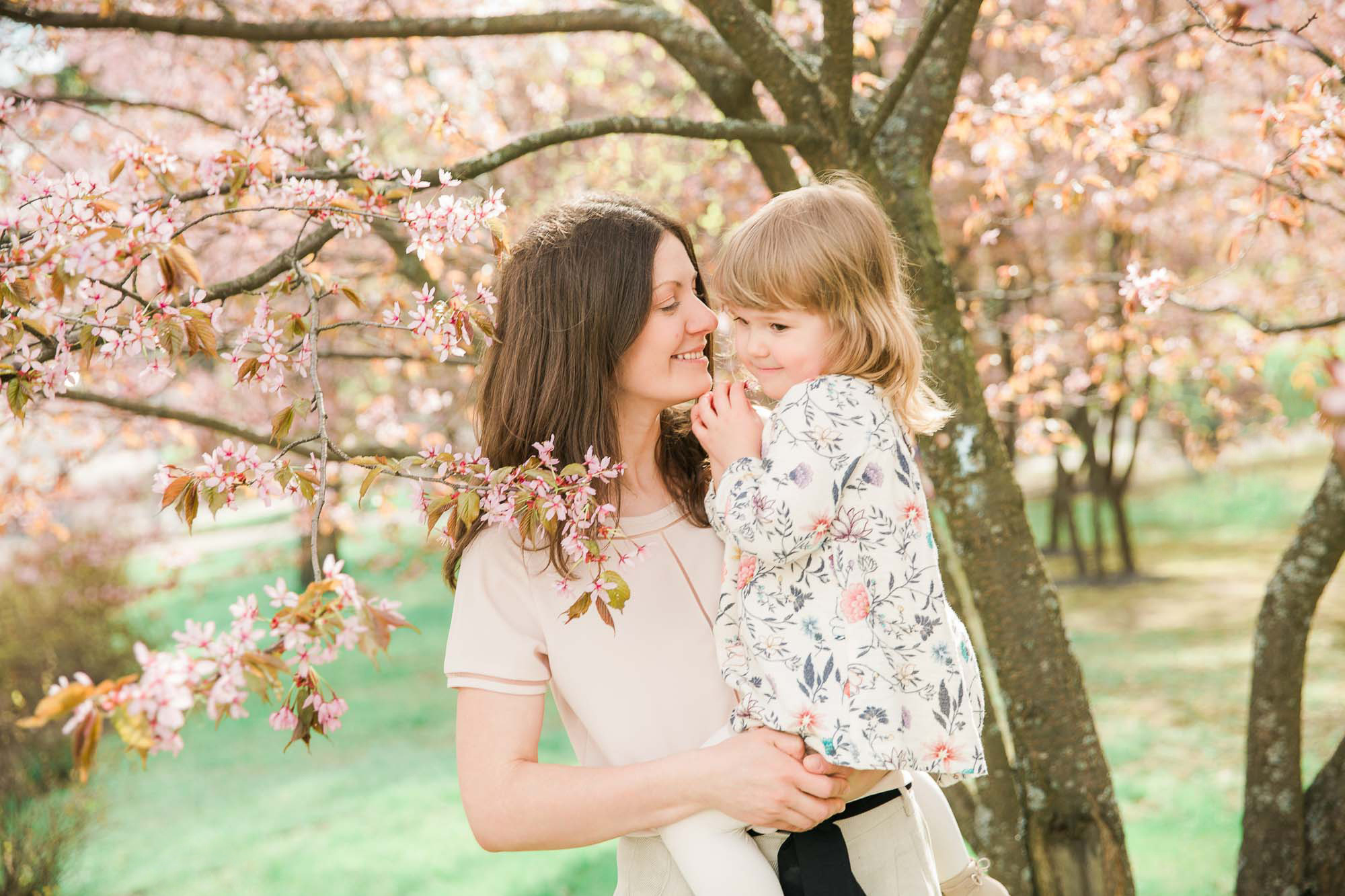 Äiti-lapsikuvaus Helsingissä, kirsikkapuistossa