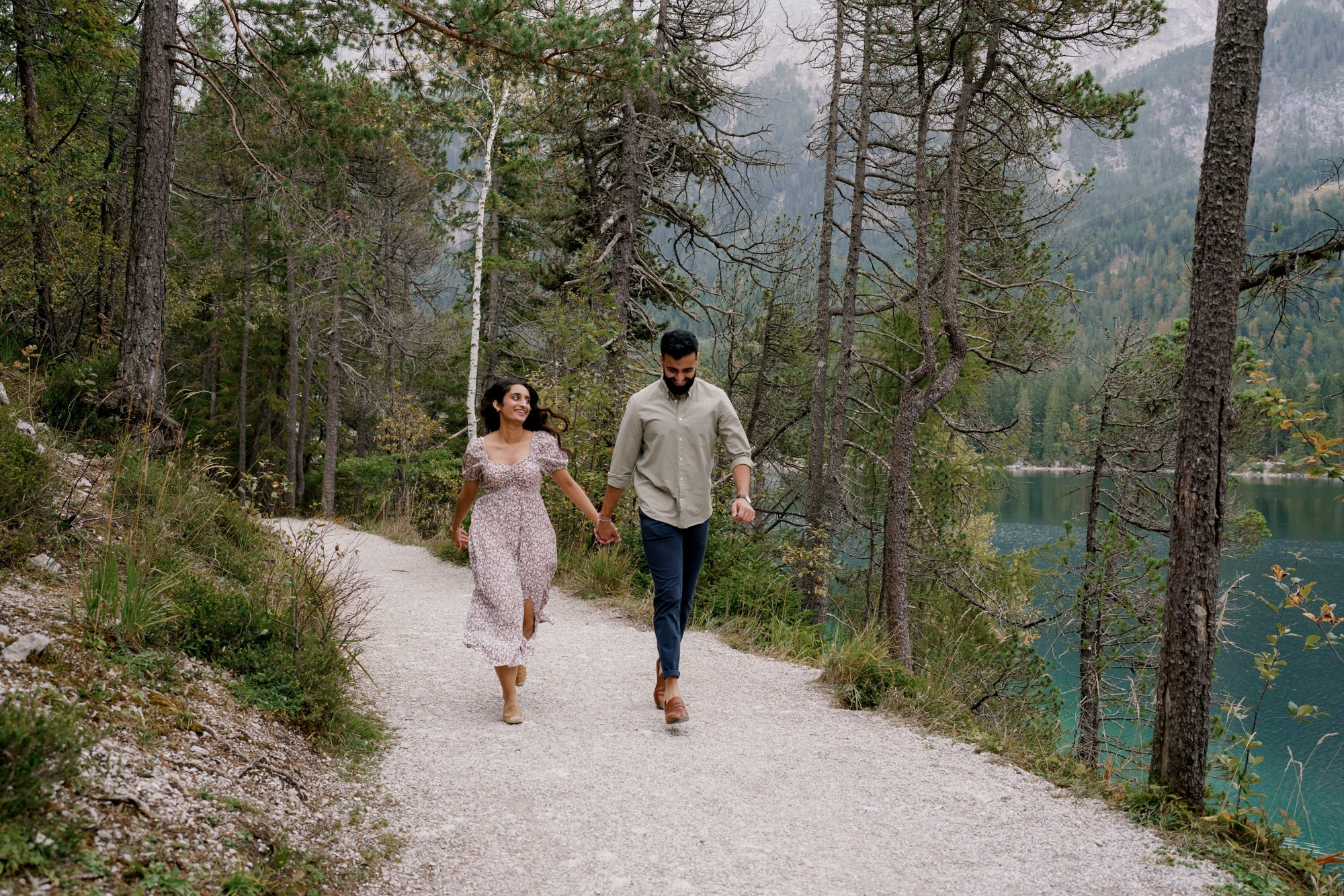 Engagement and couple photo session at Lake Eibsee. Inna Zaytseva Photography | Photographer in Munich | Content Creation