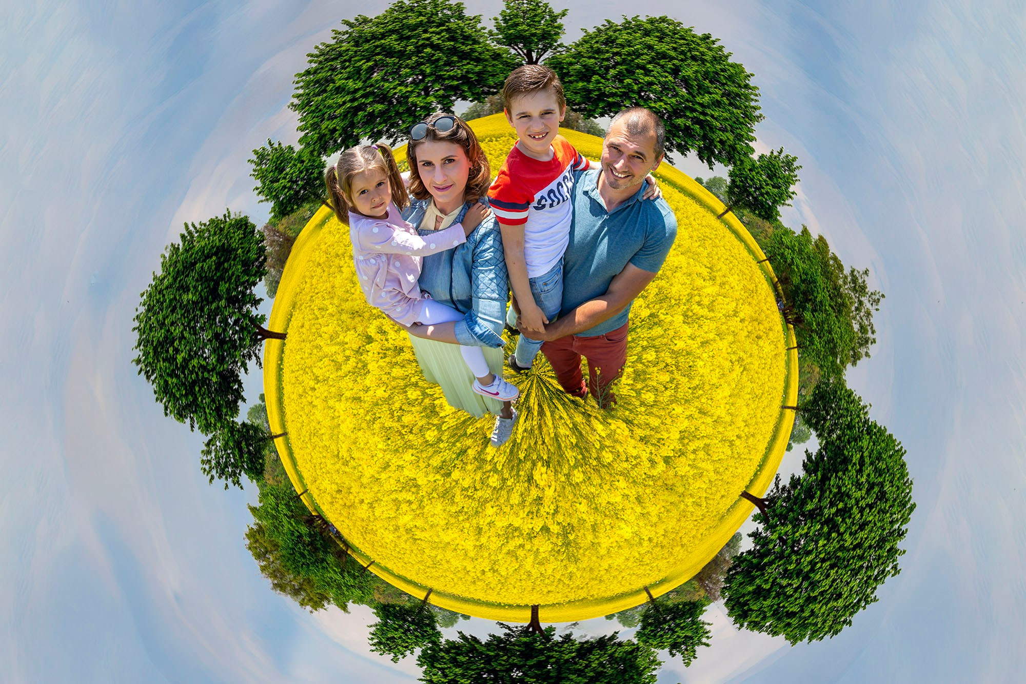 Sedinta foto de familie in natura cu efect panoramic Little Planet, intr-un lan de rapita galbena.